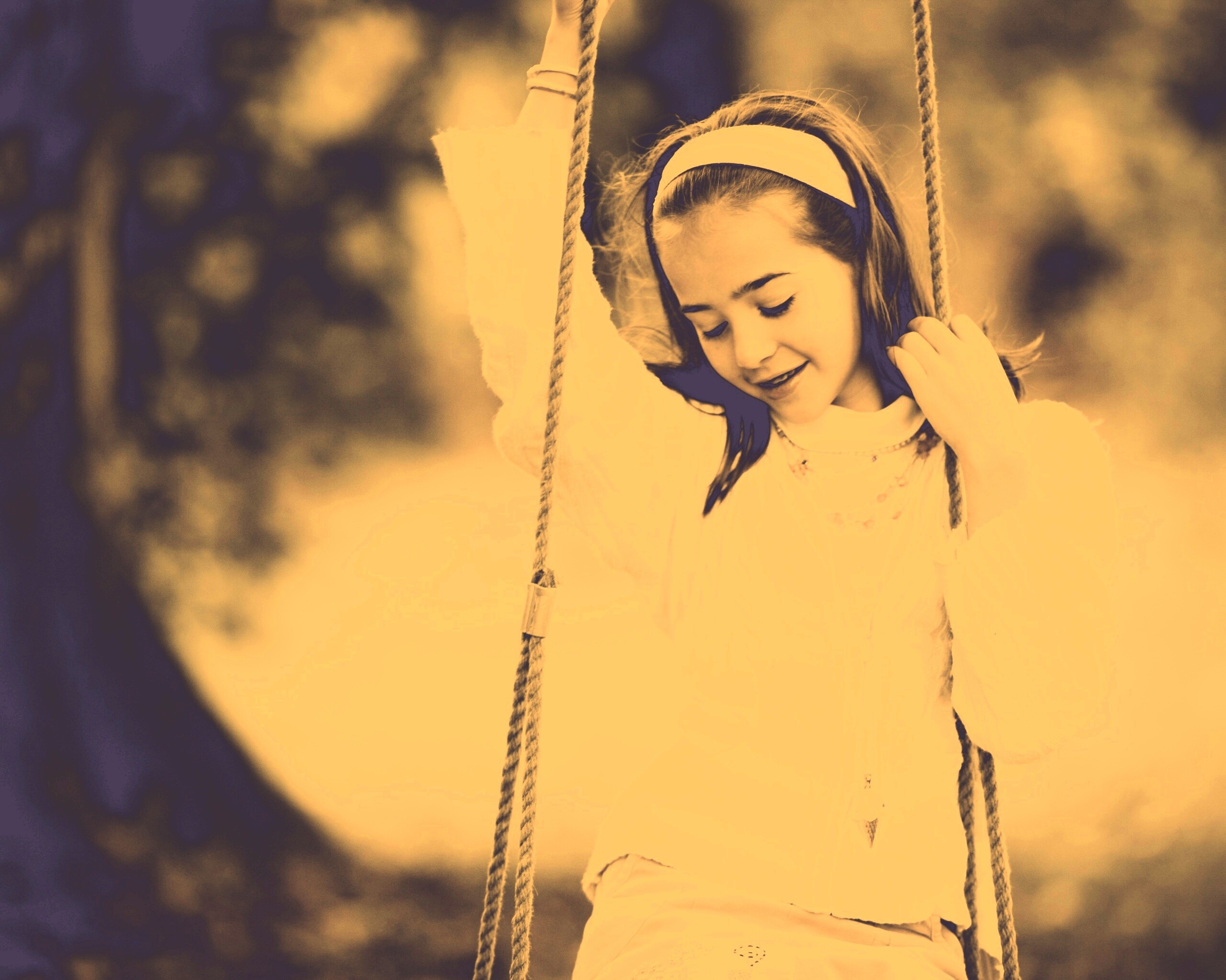 Девочка на качелях обои