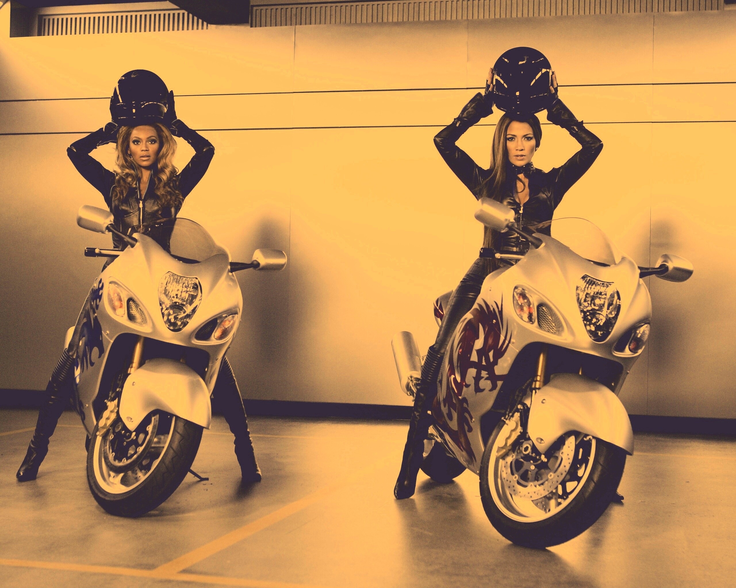 Бейонсе и Джей Ло на мотоциклах обои