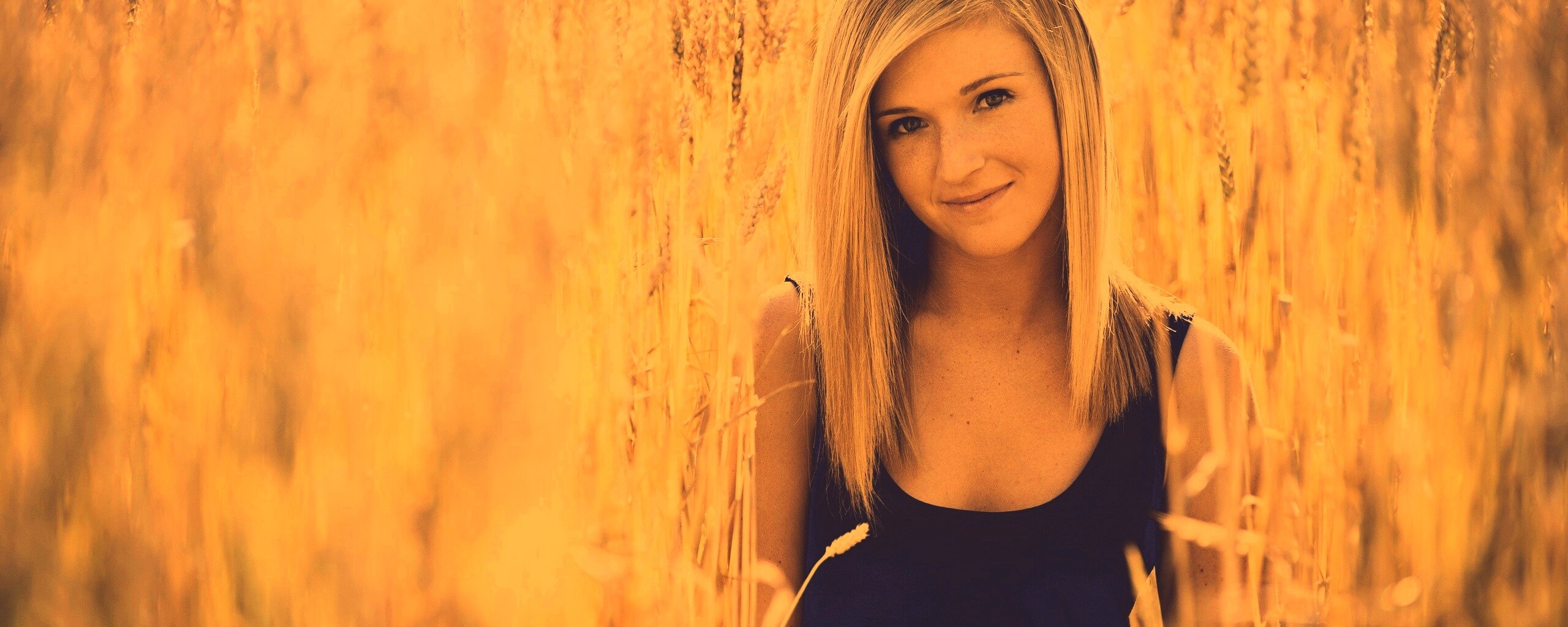 Девушка во ржи обои