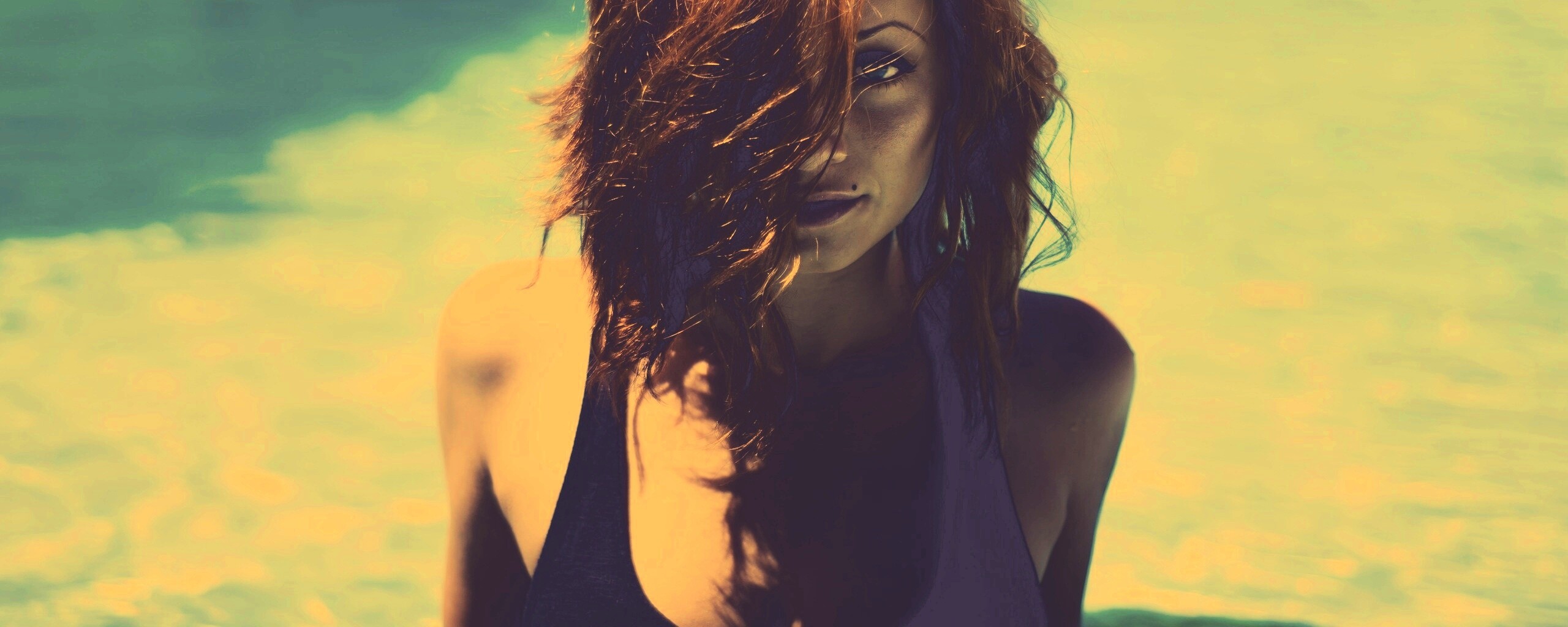 Девушка рядом с бассейном обои