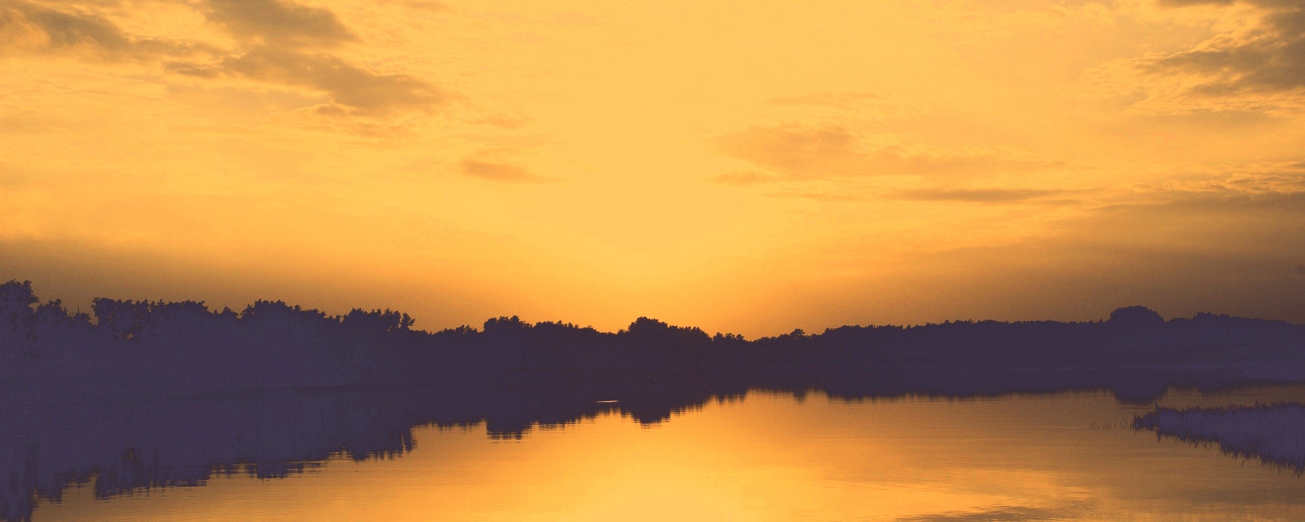 Закат отражается в озере обои