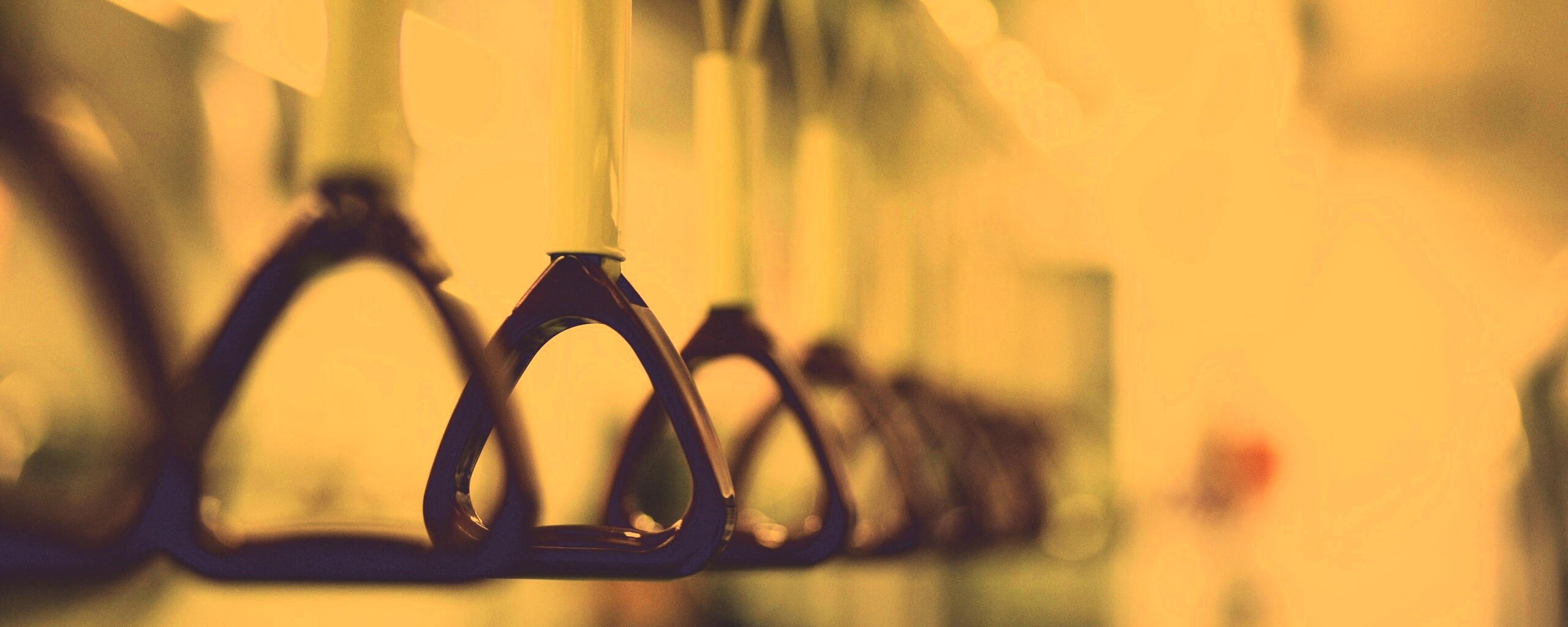 Поручни в метро обои