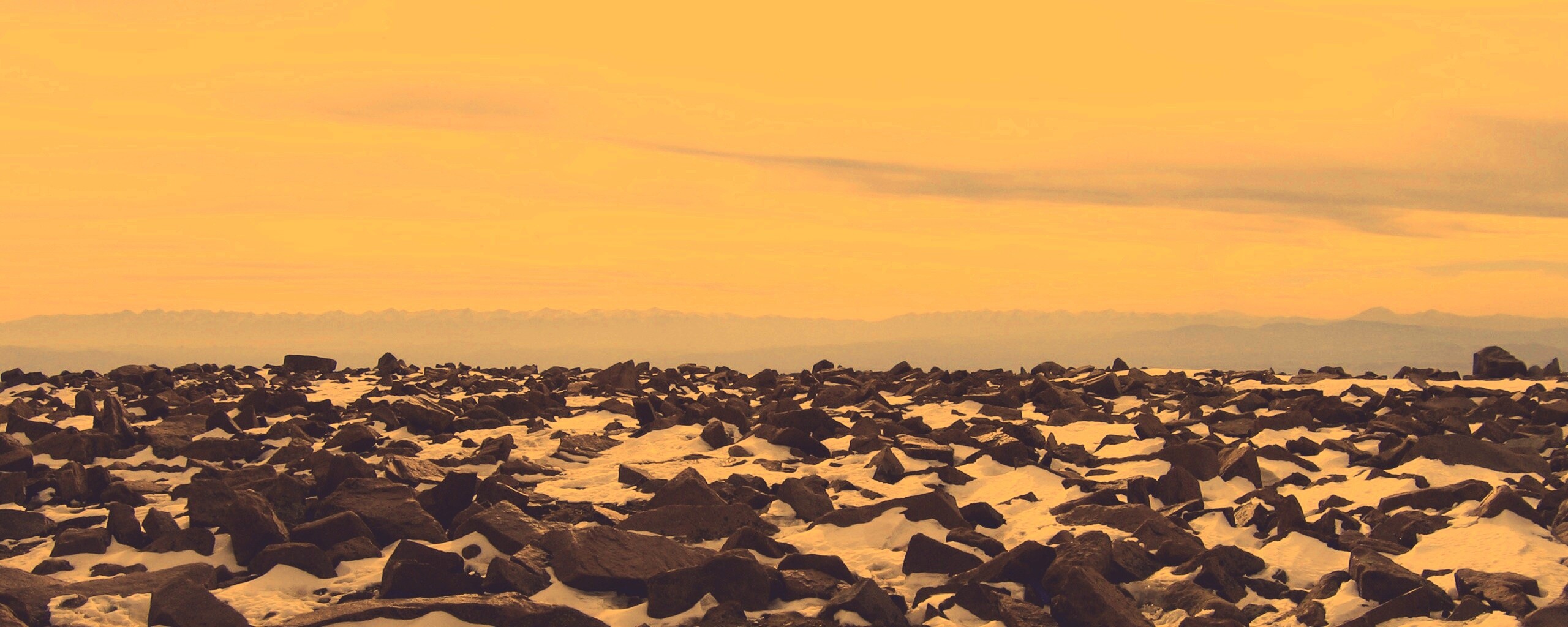 Заснеженная каменистая равнина обои