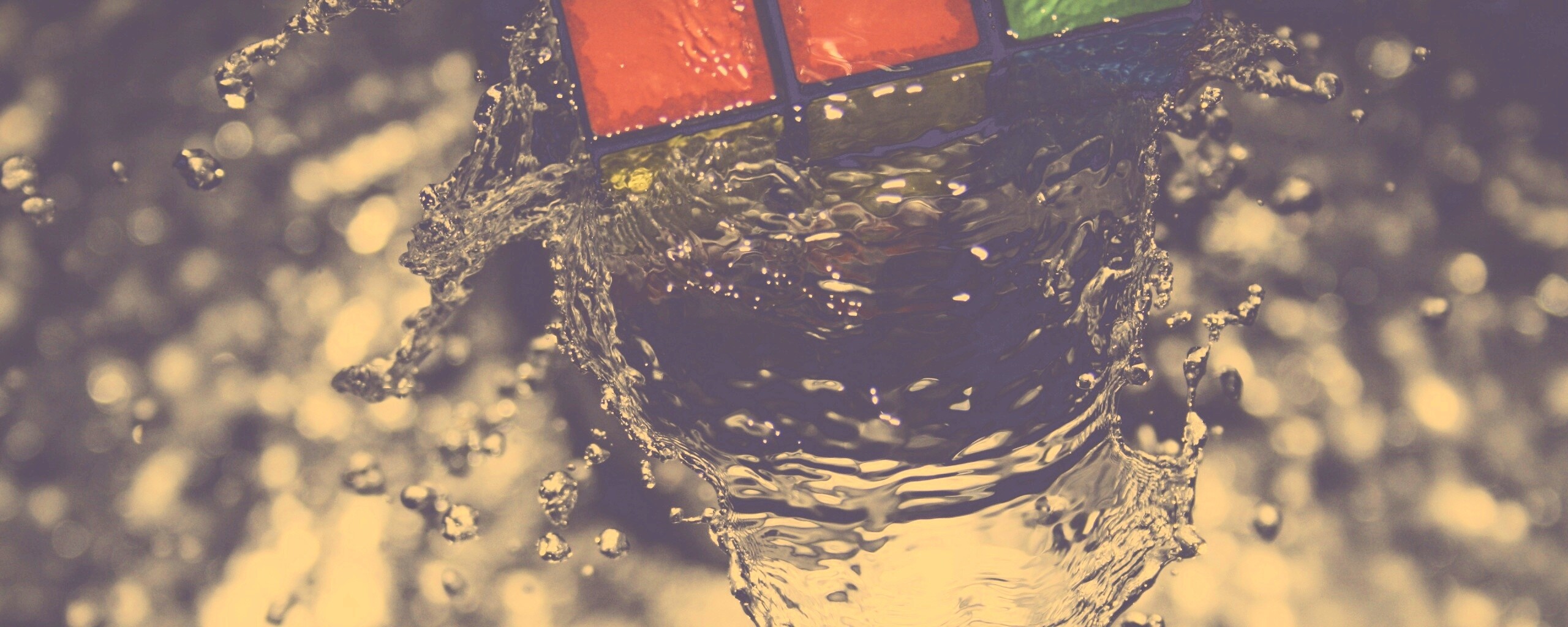 Кубик рубика в воде обои