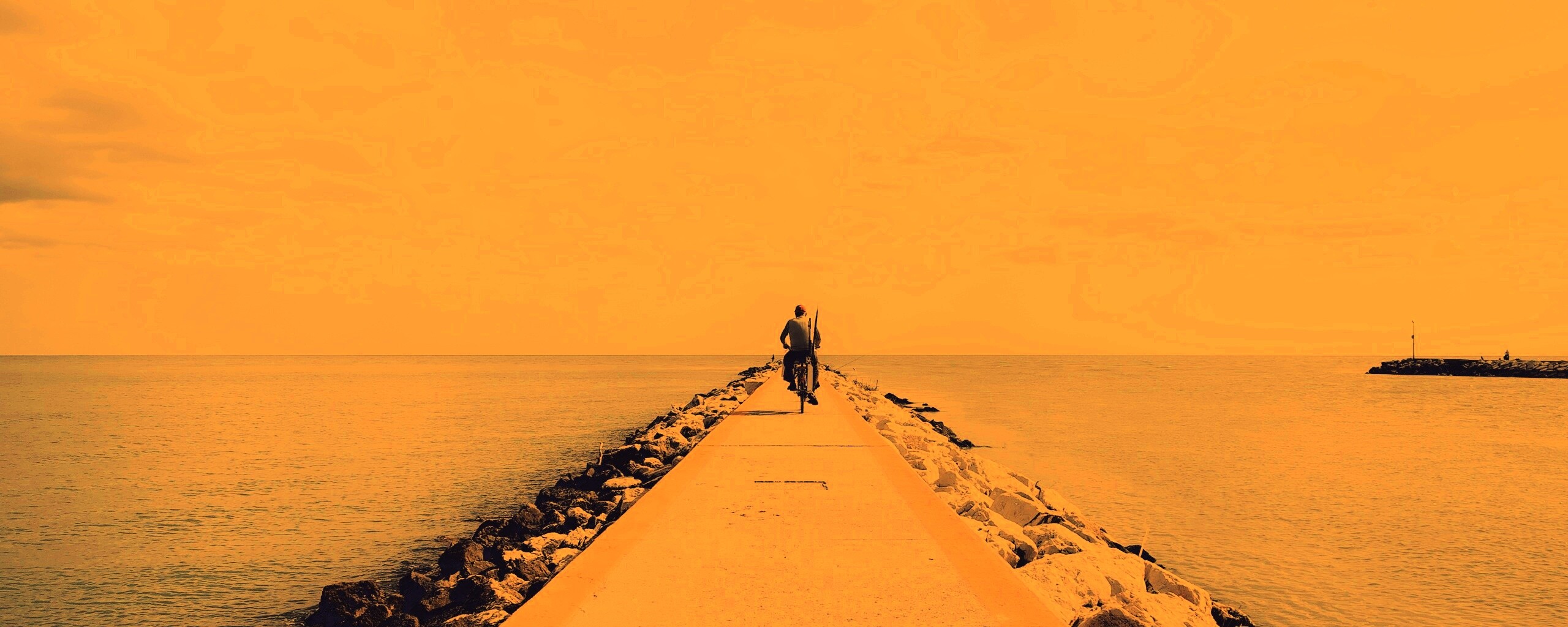 Велосепидист на волнорезе обои