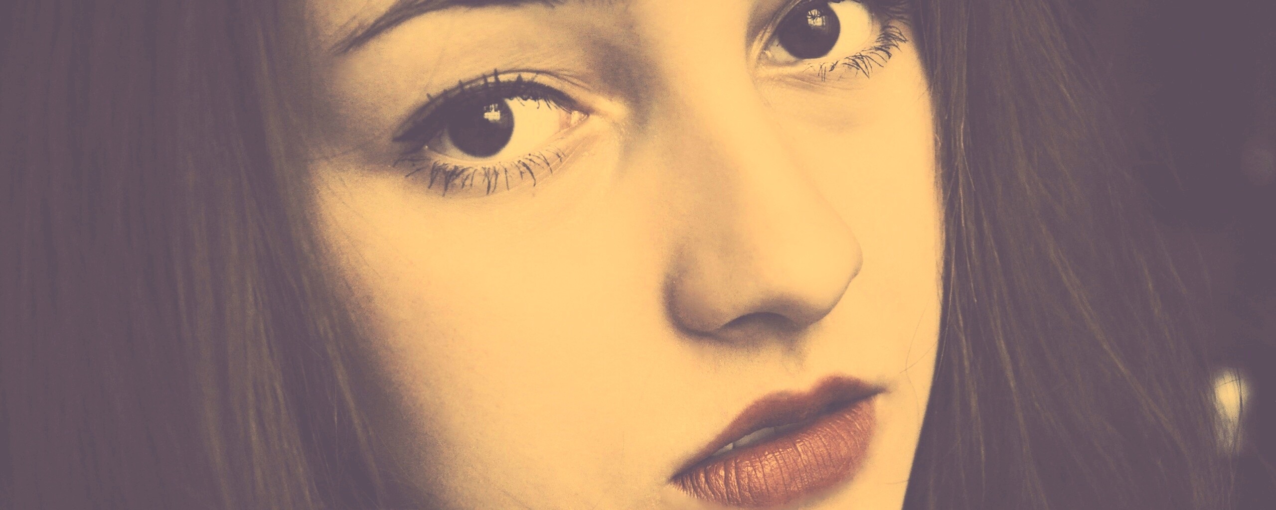 Брюнетка с ярким макияжем и печальным лицом обои