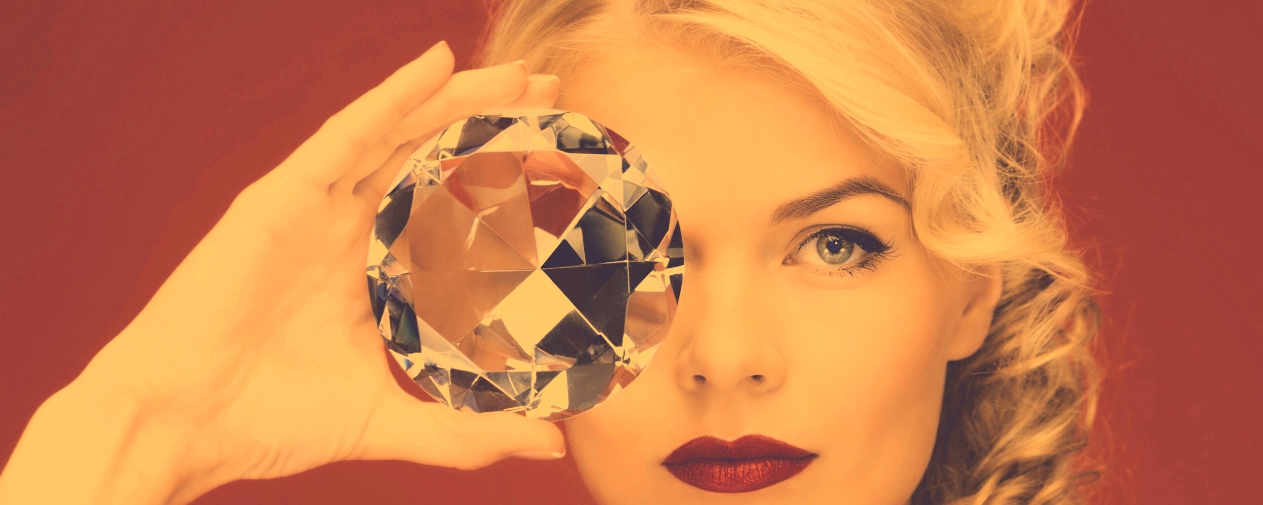 Девушка с бриллиантом обои