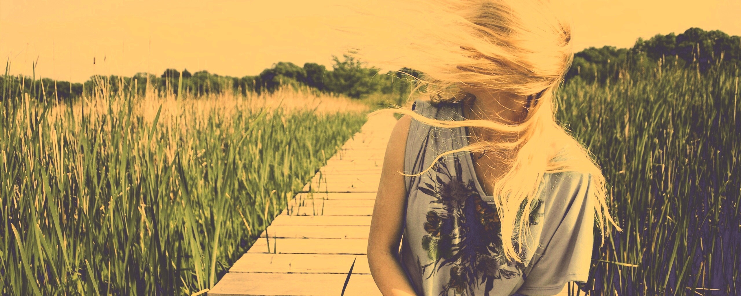 Девушка и ветер обои