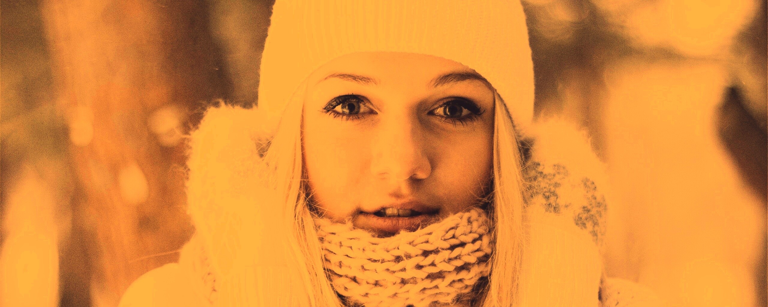 Девушка в белом в снежном лесу обои