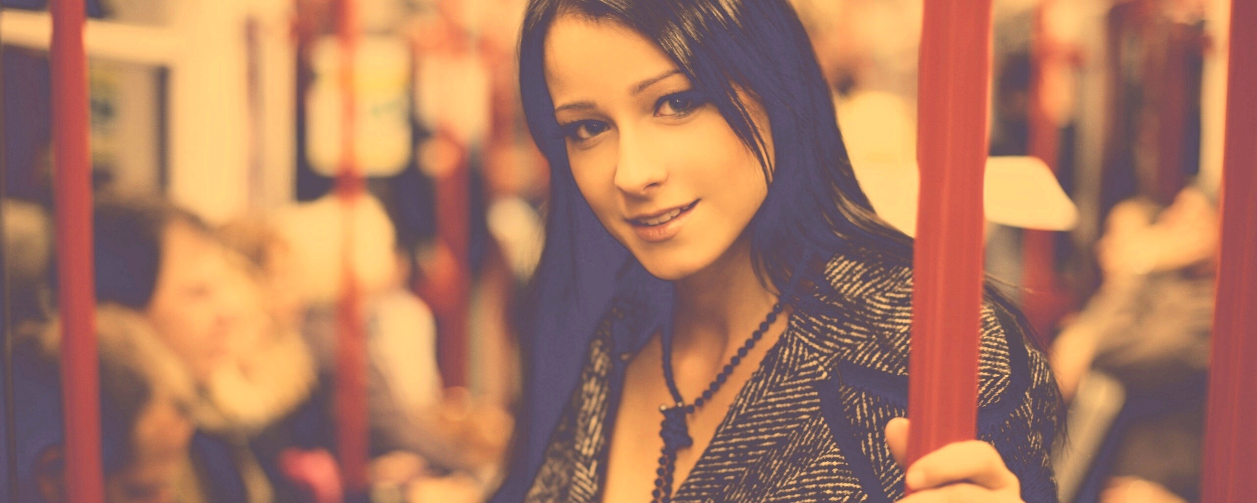 Девушка в метро обои