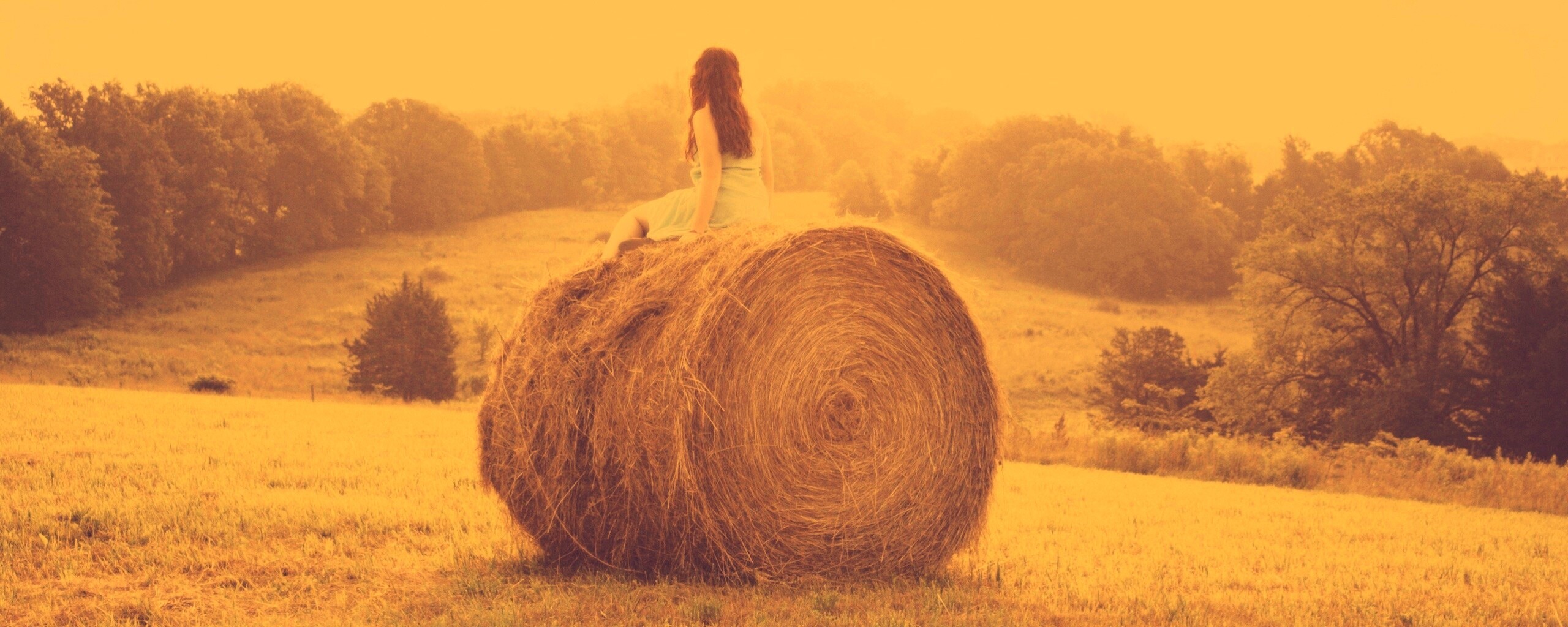 Девушка на снопе сена обои