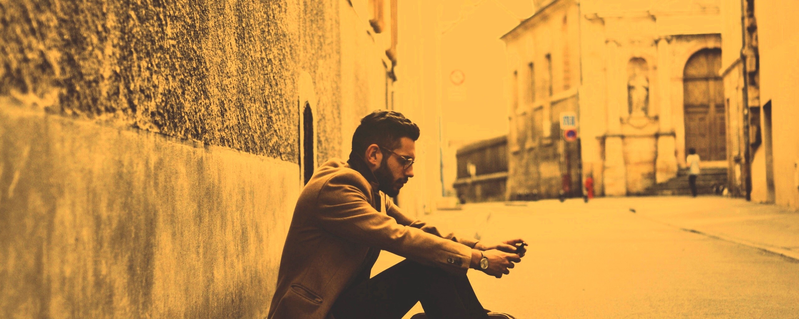 Хипстер с телефоном обои