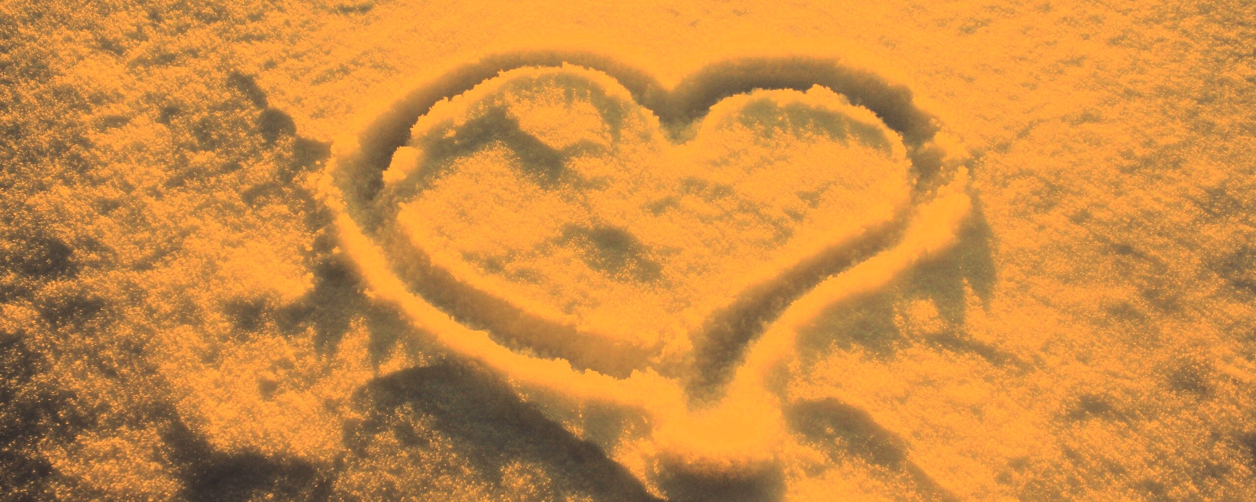 Сердечко на снегу обои