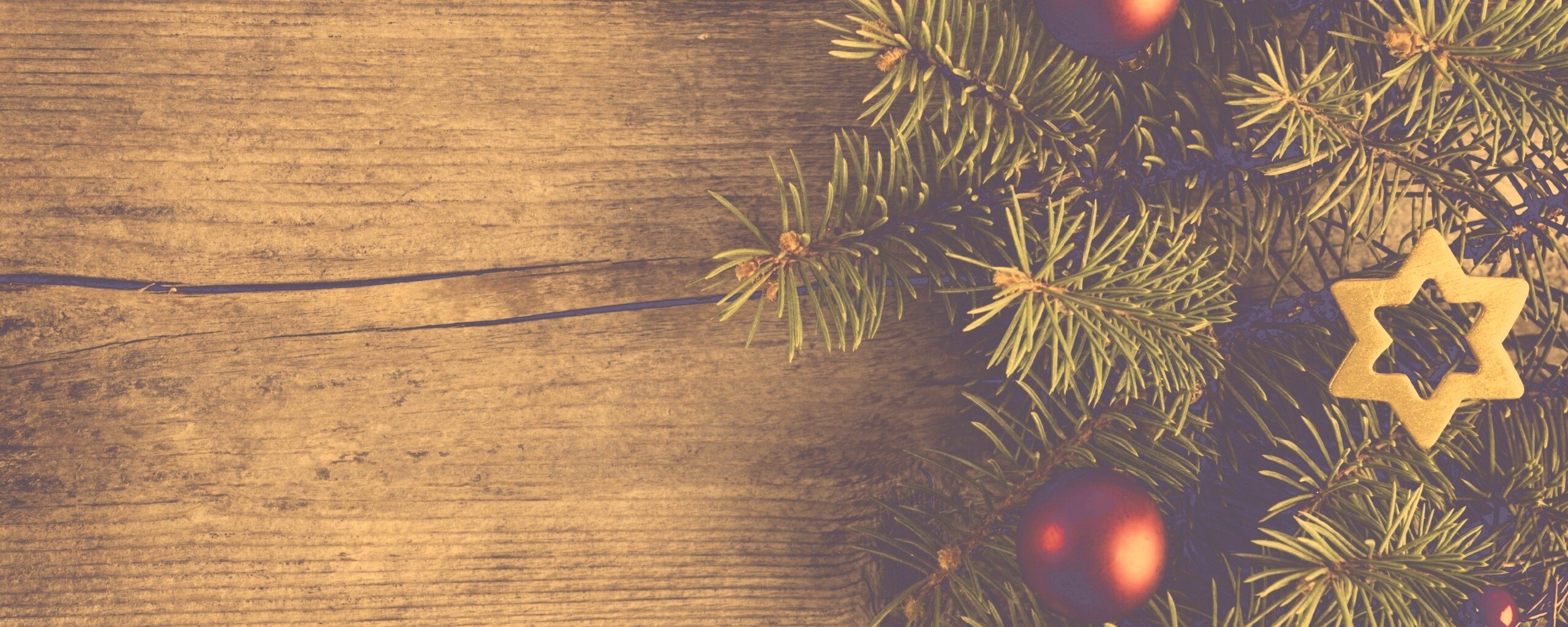 Новогодние игрушки на еловой ветке обои