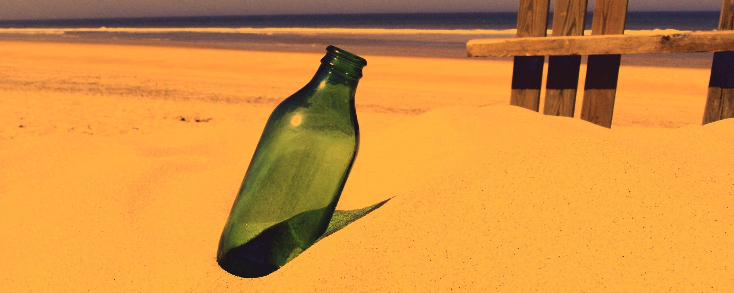 Бутылка на пляже обои