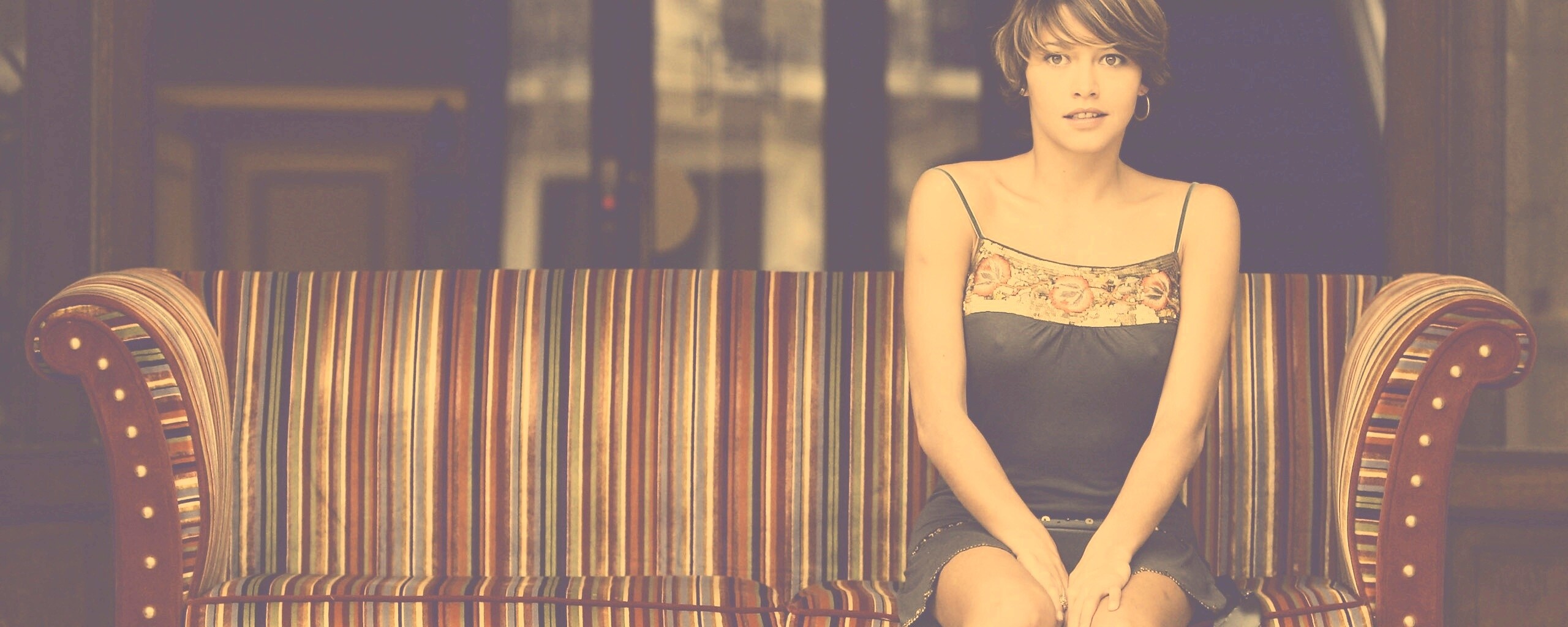 На диване обои