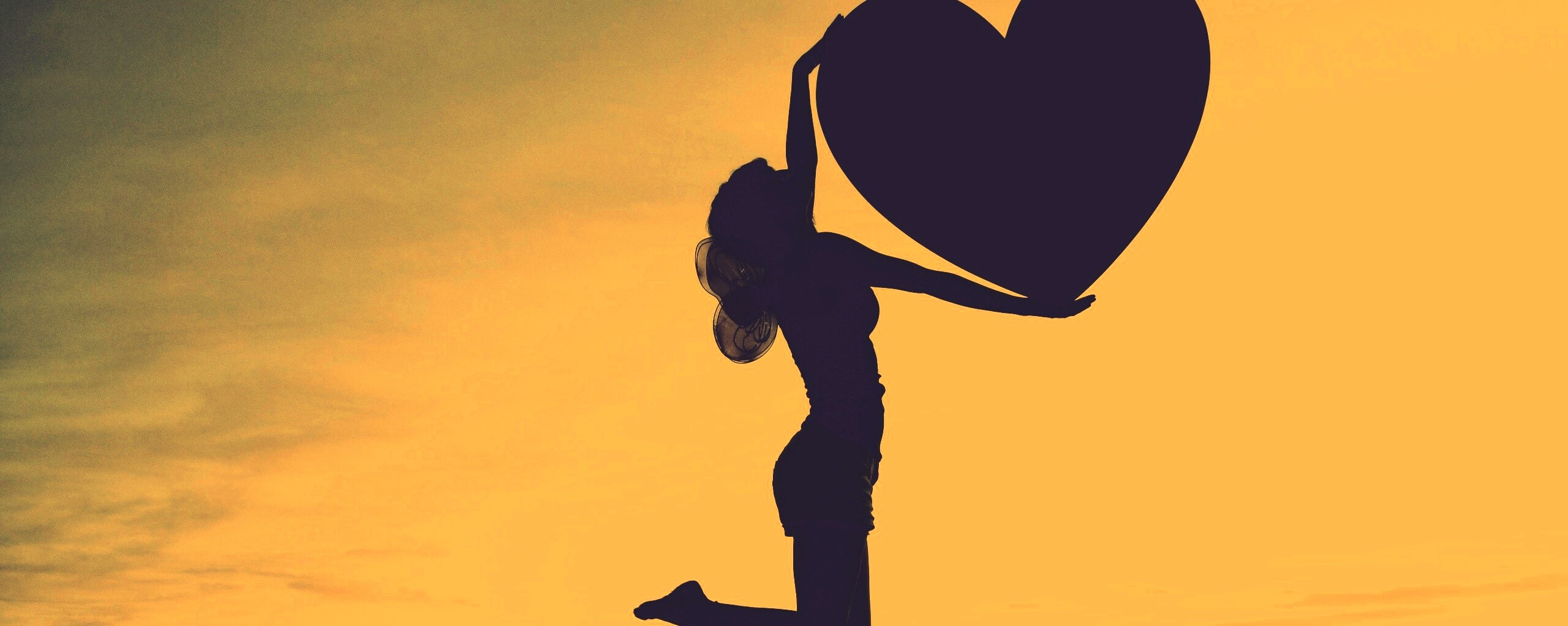 С сердцем в руках обои