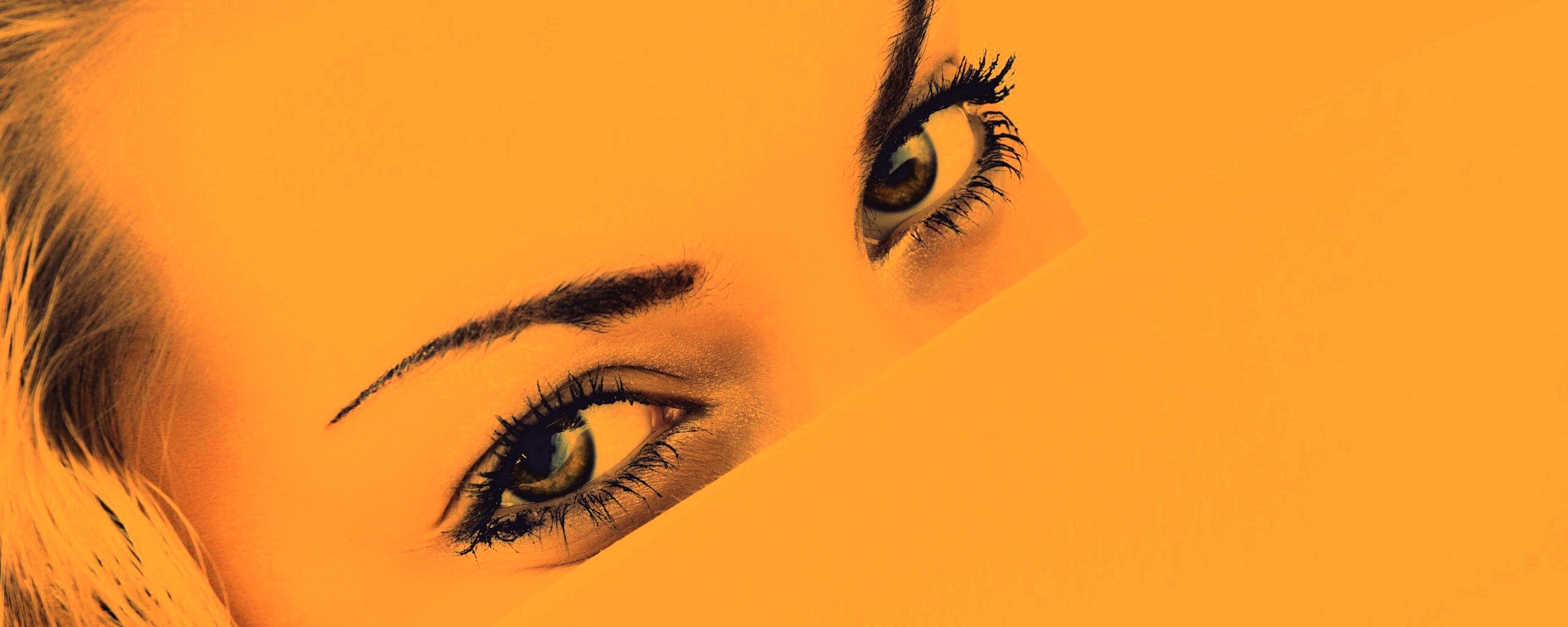 Девушка прикрыла лицо рукой обои