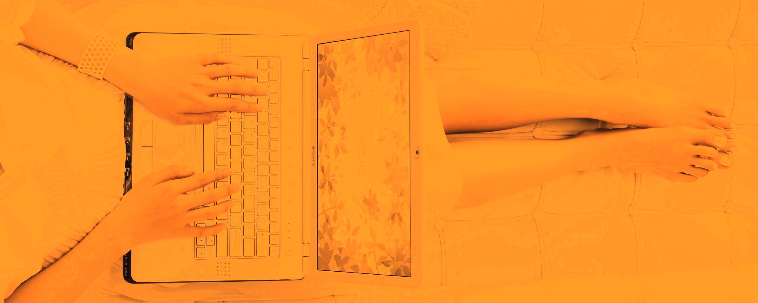 Девушка с ноутбуком vaio обои