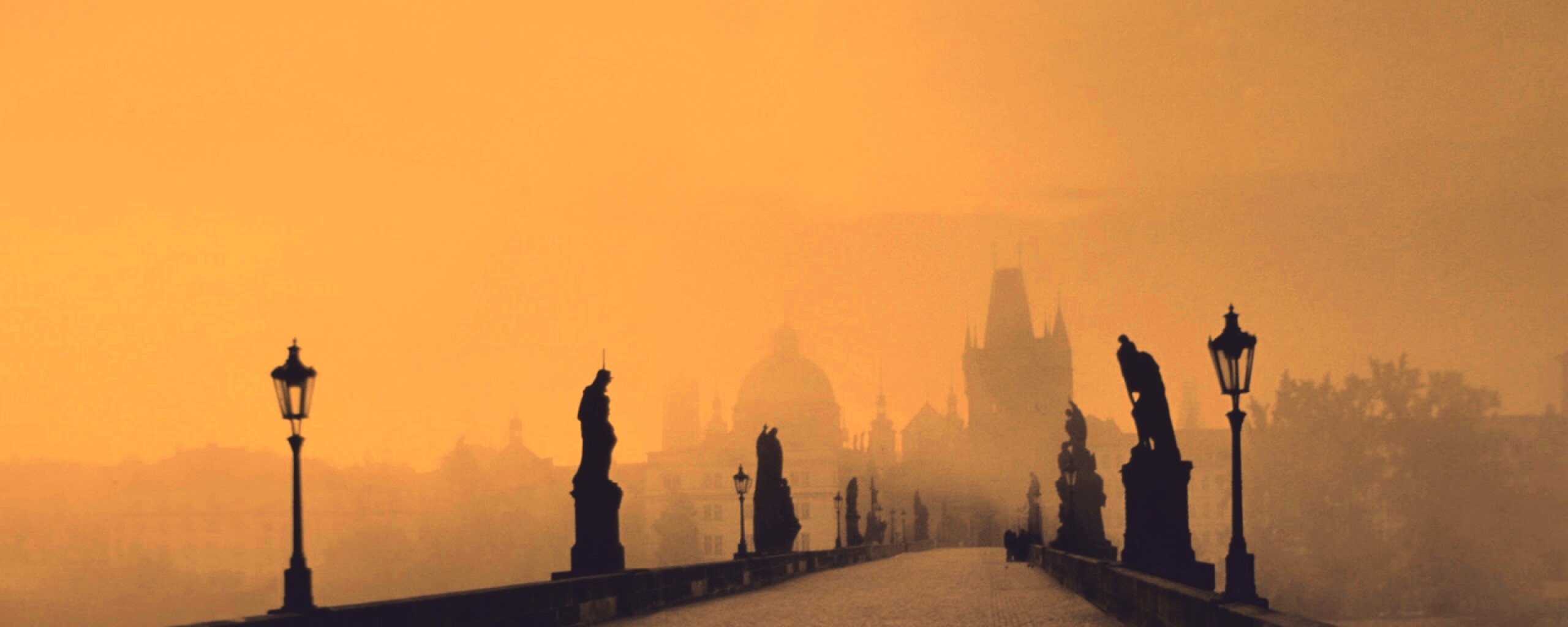 Мост с скульптурами обои