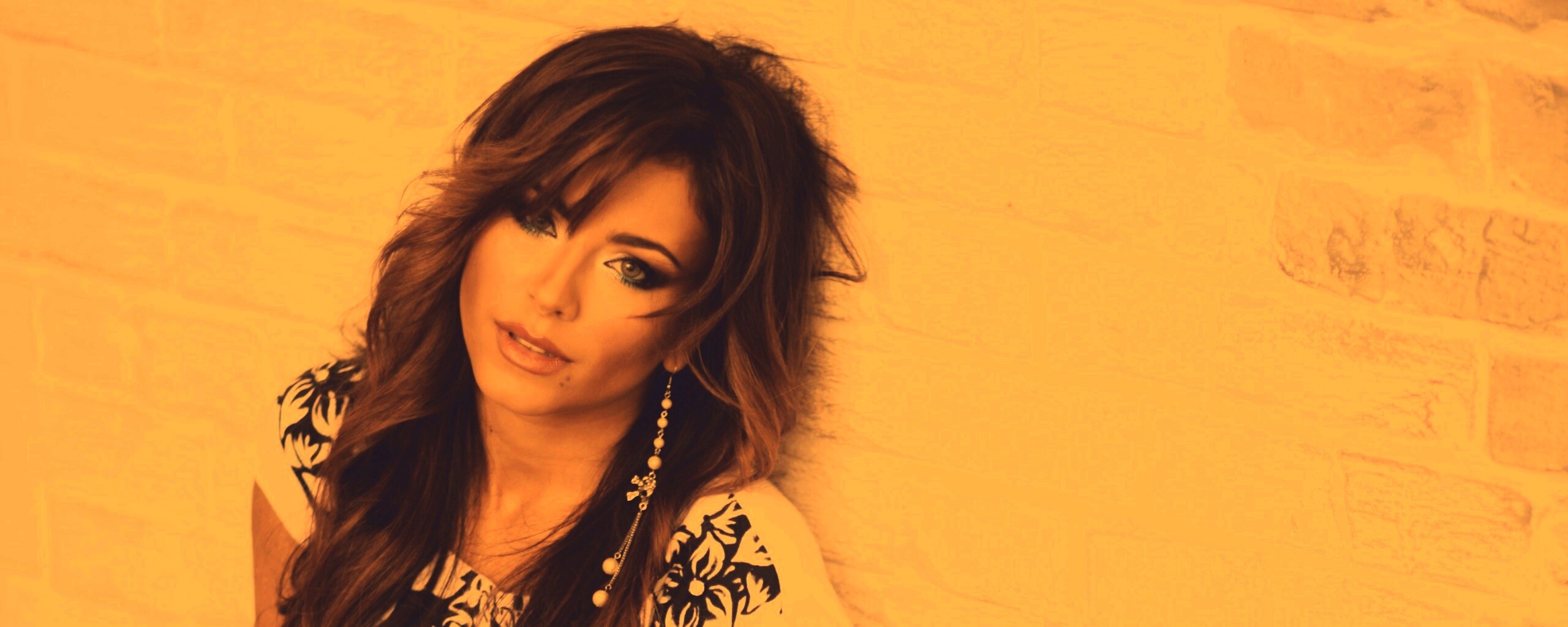 Ани Лорак на полу обои