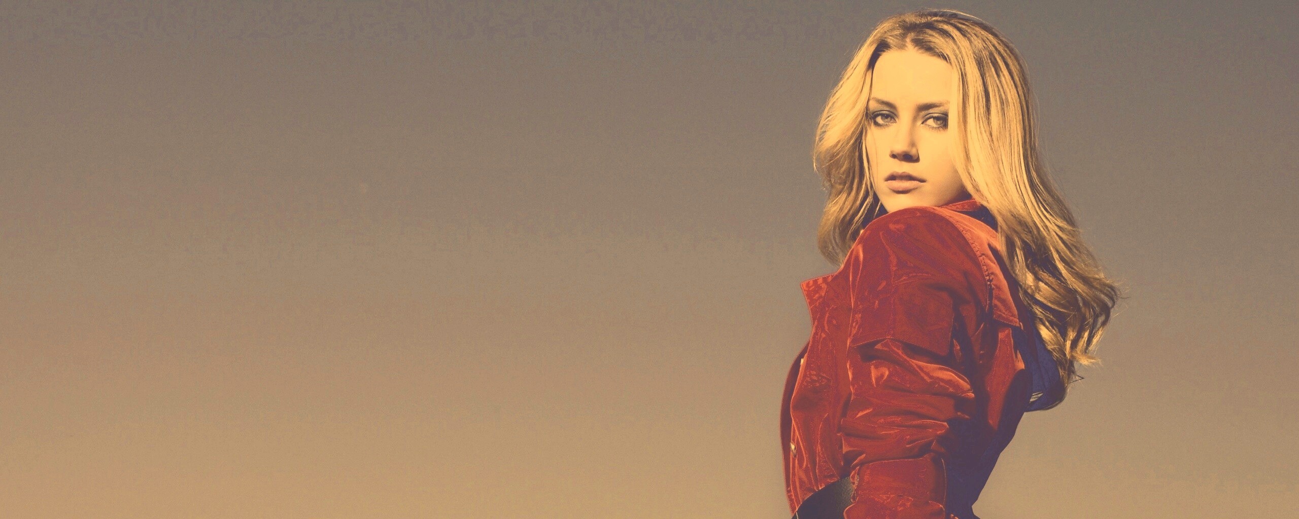 Амбер Хёрд и вид на город обои