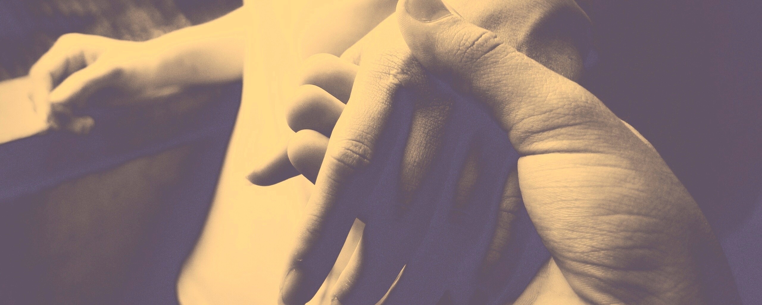 Прикосновение рук обои