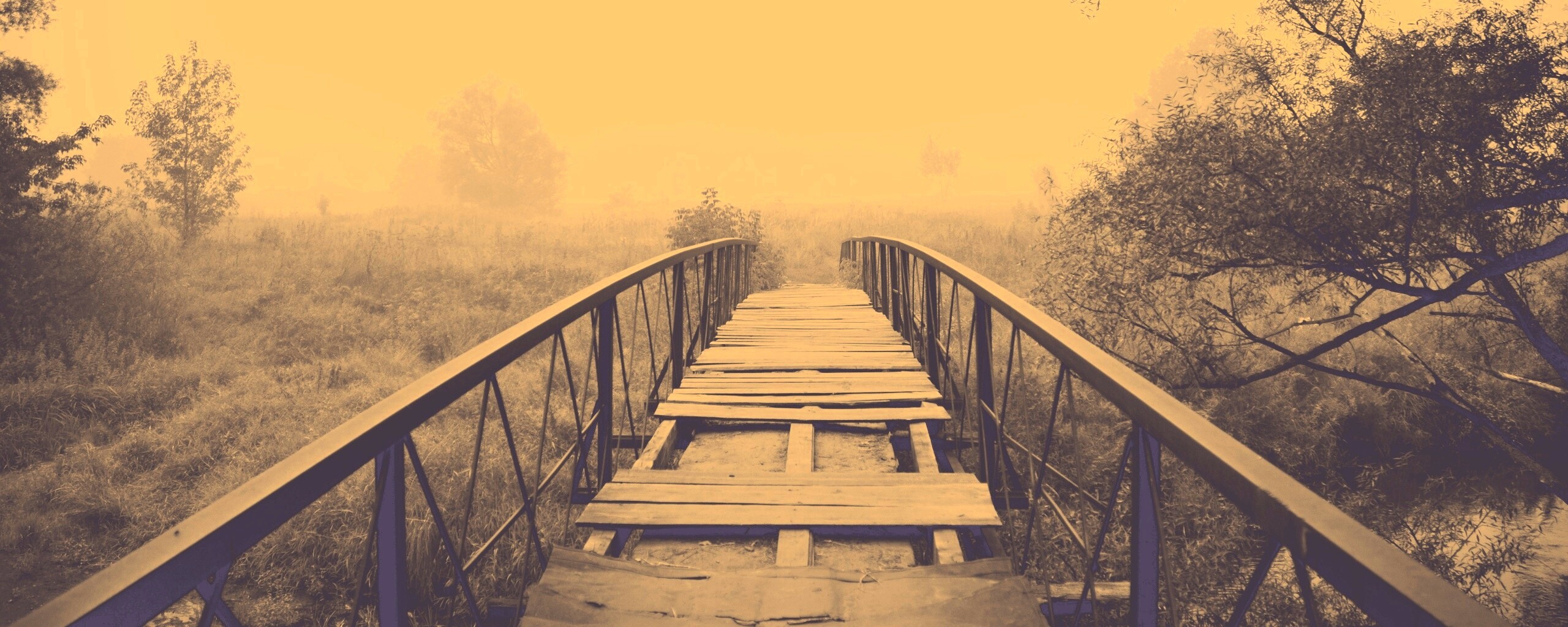 Старый мост на черно-белом фото обои