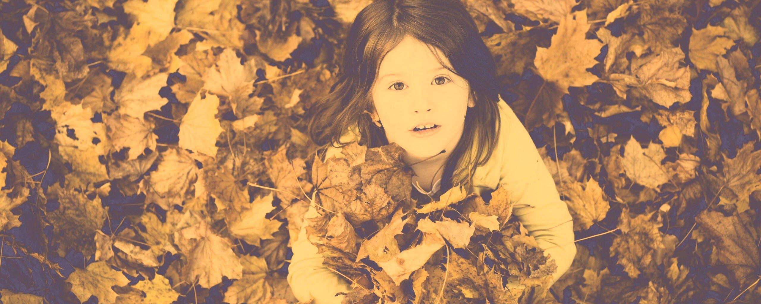 Девочка и осень обои