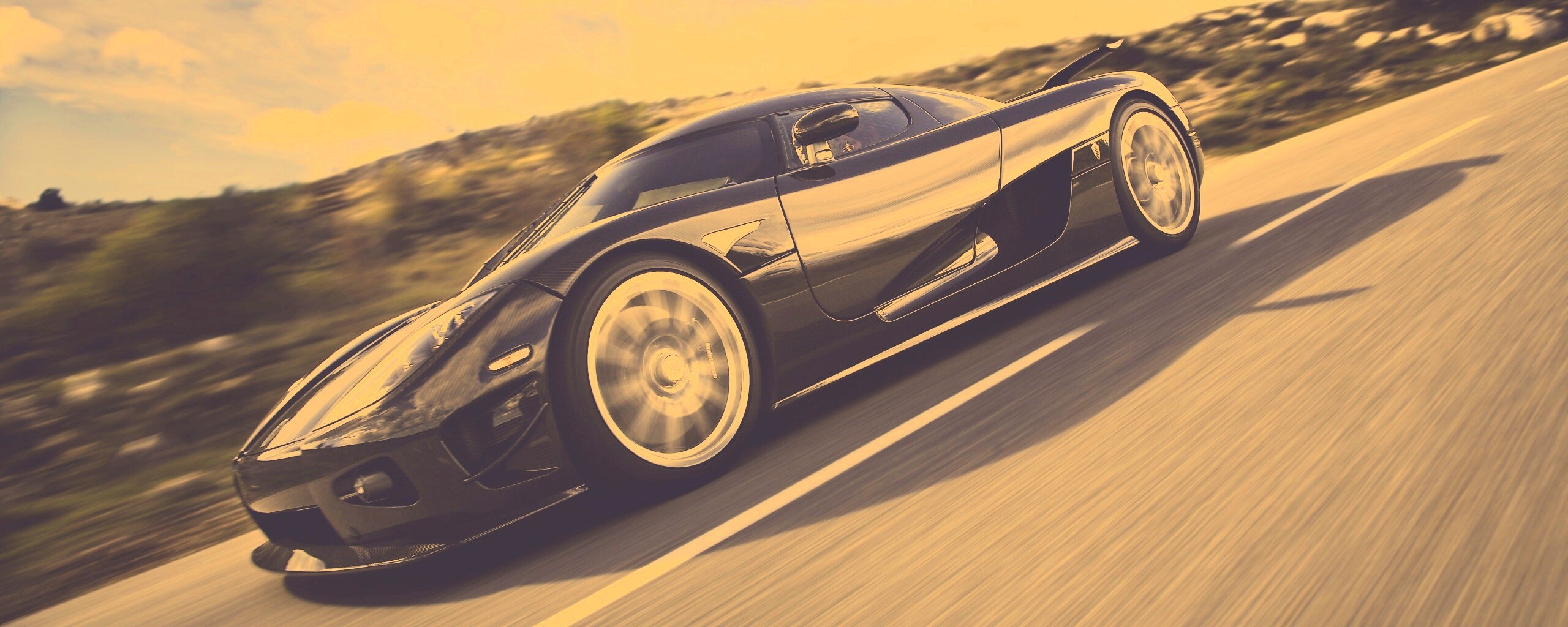 Автомобиль Koenigsegg мчится по трассе обои