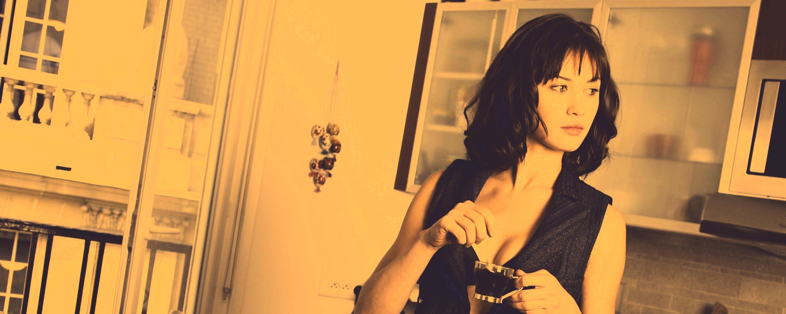 Ольга Куриленко пьет кофе обои