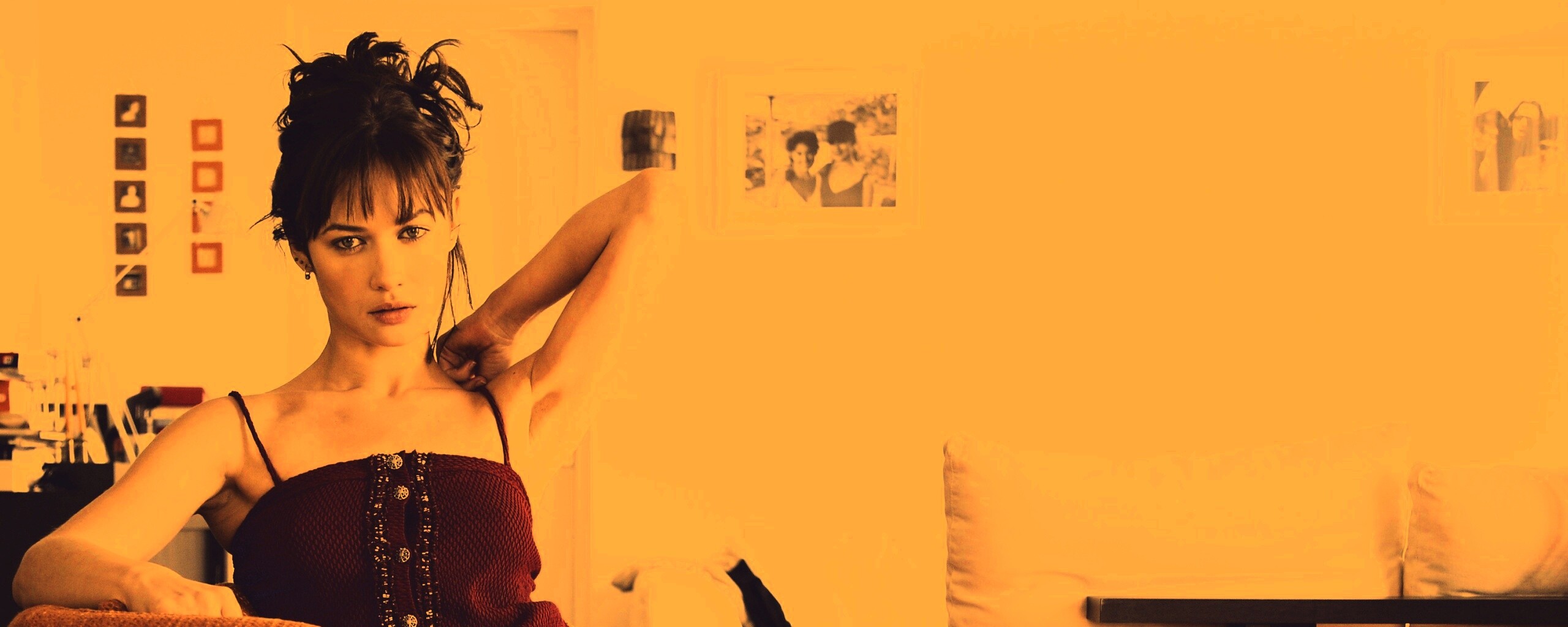 Ольга Куриленко на кресле обои