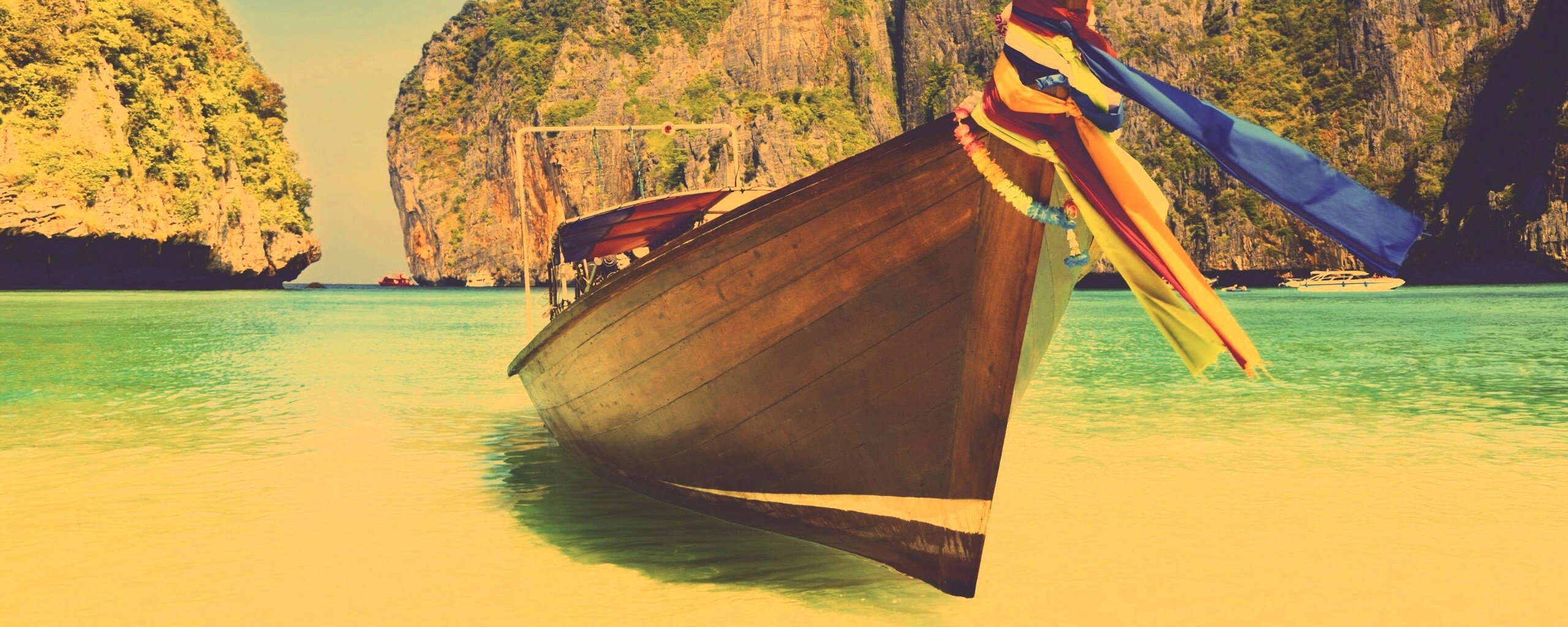 Лодка в райских водах обои