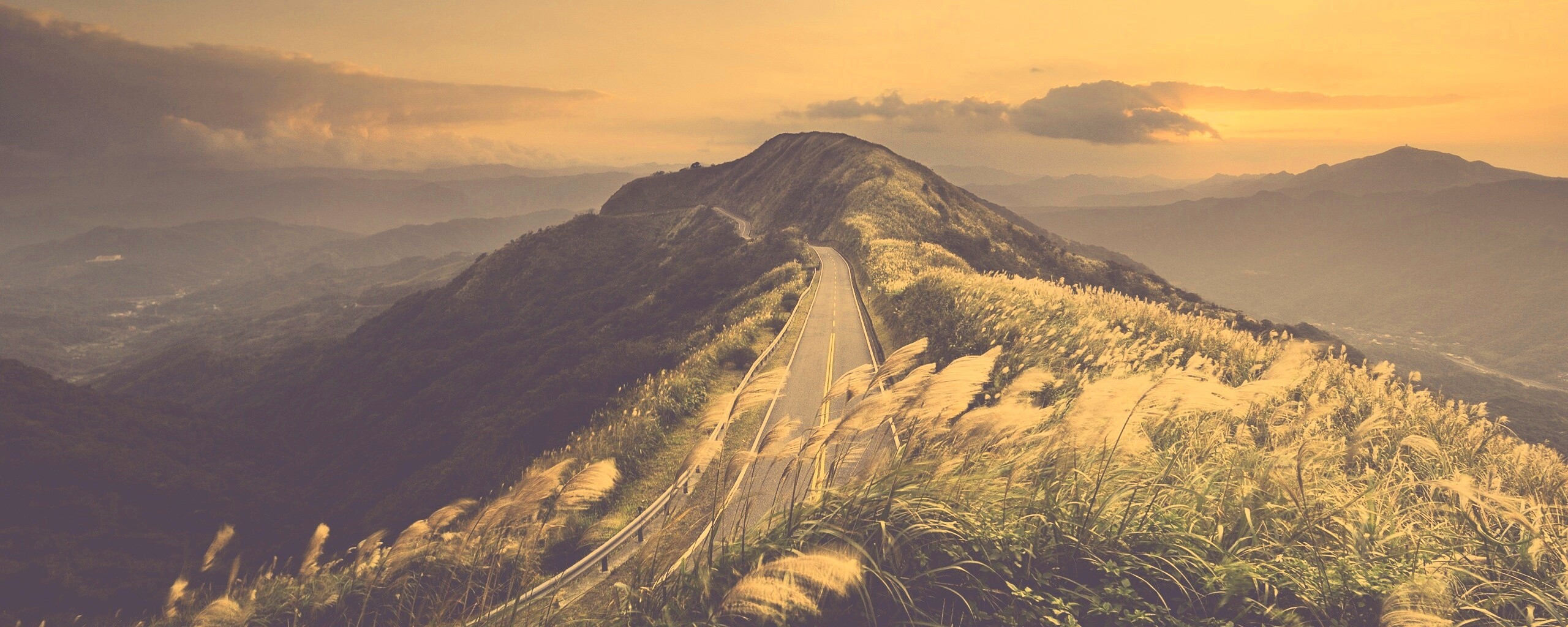 Дорога вдоль вершины холма обои