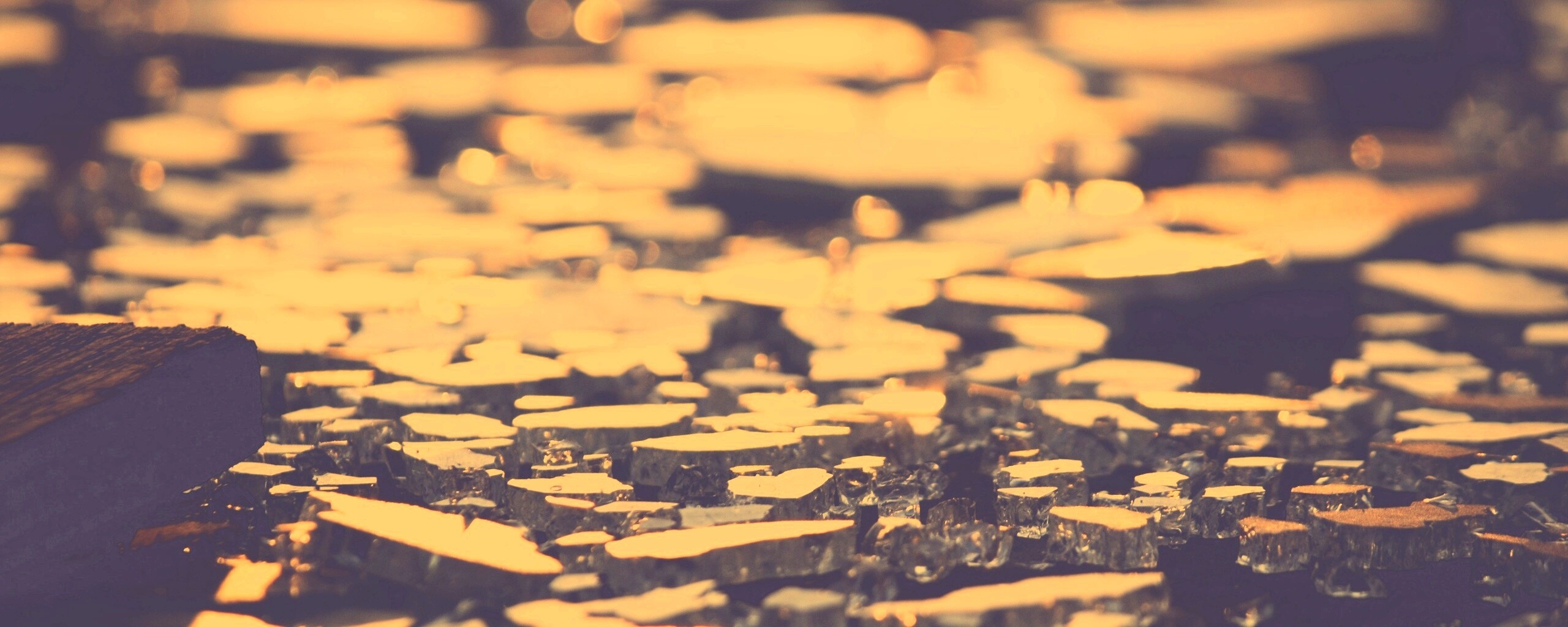 Битое стекло в лучах солнца обои