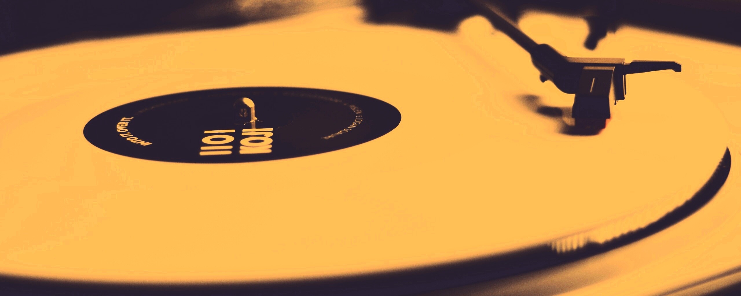 Пластинка на пульте диджея обои