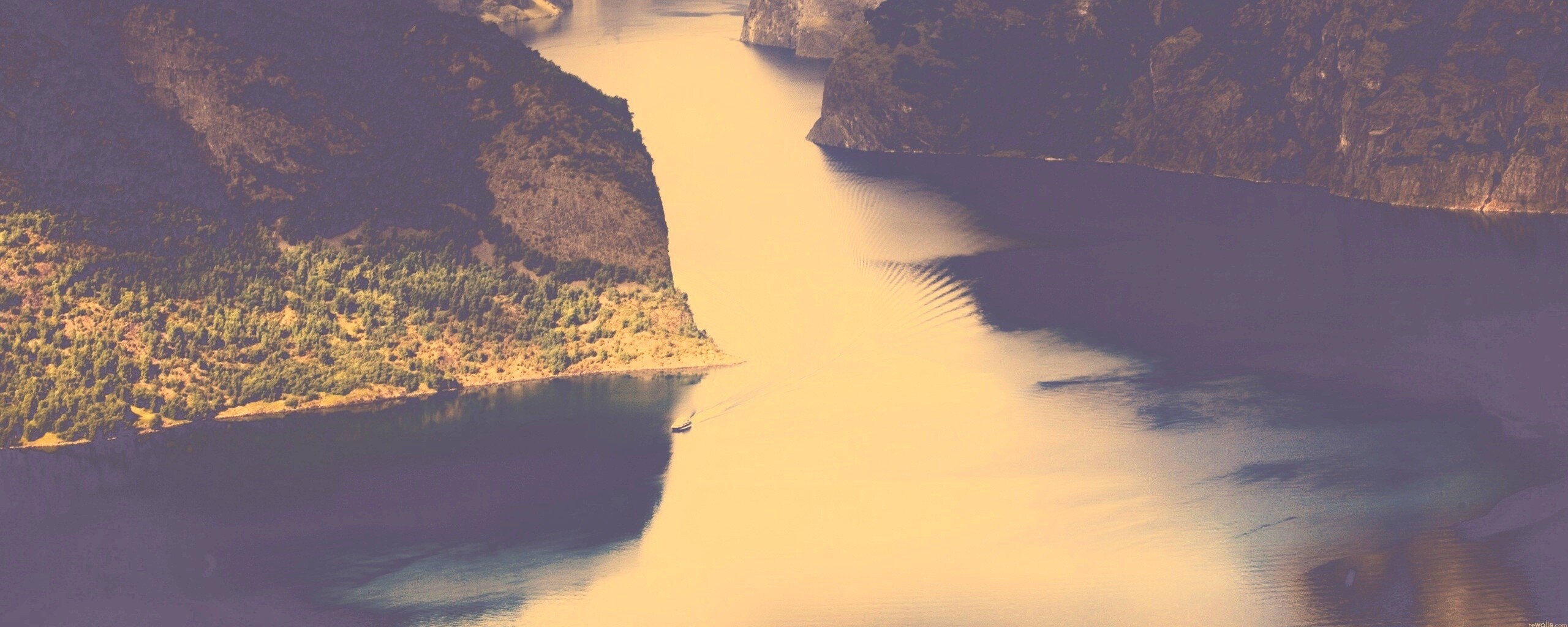 Лодка на реке среди высоких гор обои