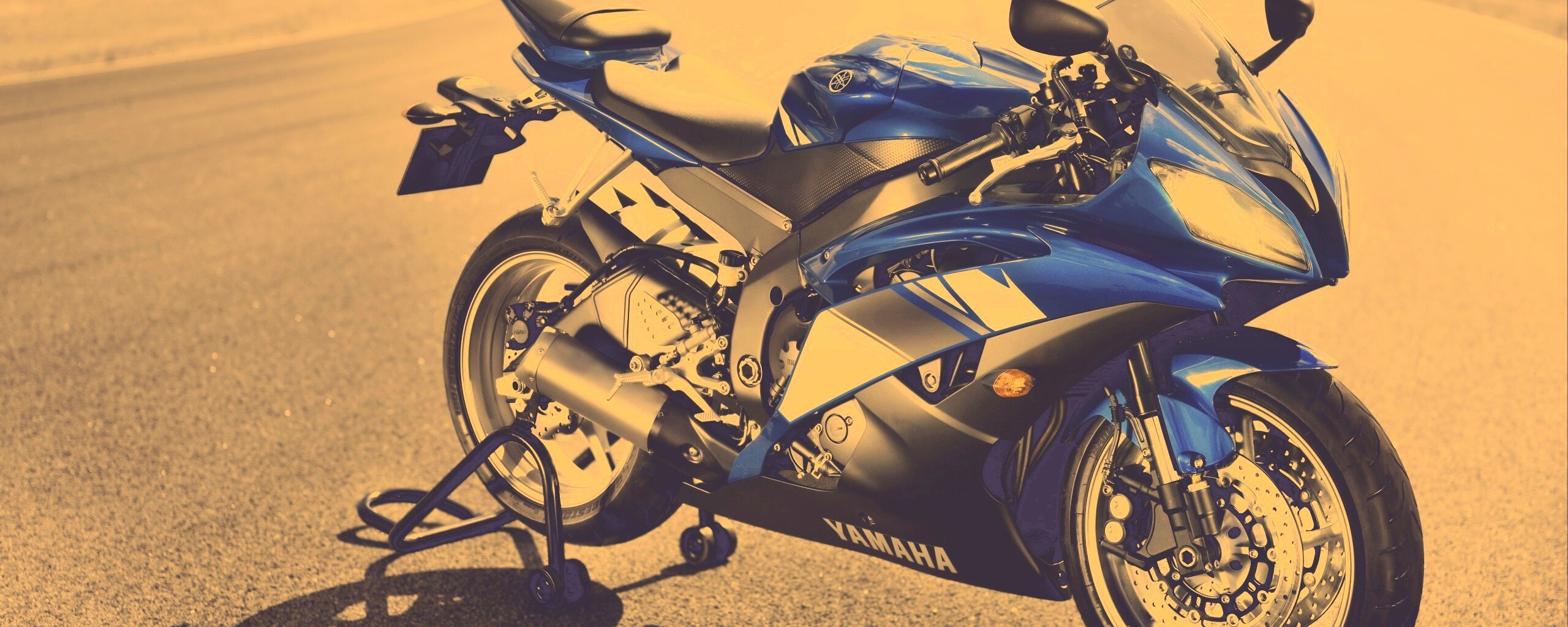 Мотоцикл Ямаха с блокиратором заднего колеса обои