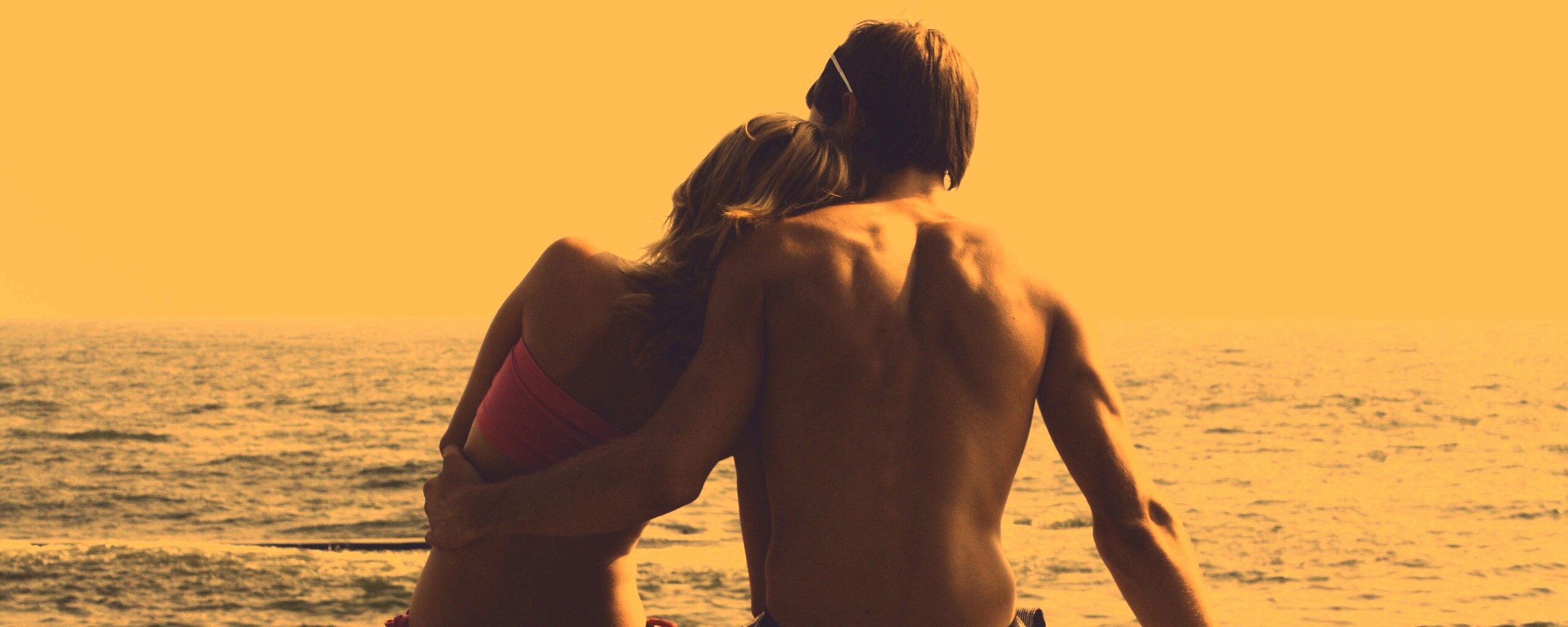 Девушка и парень у моря обои