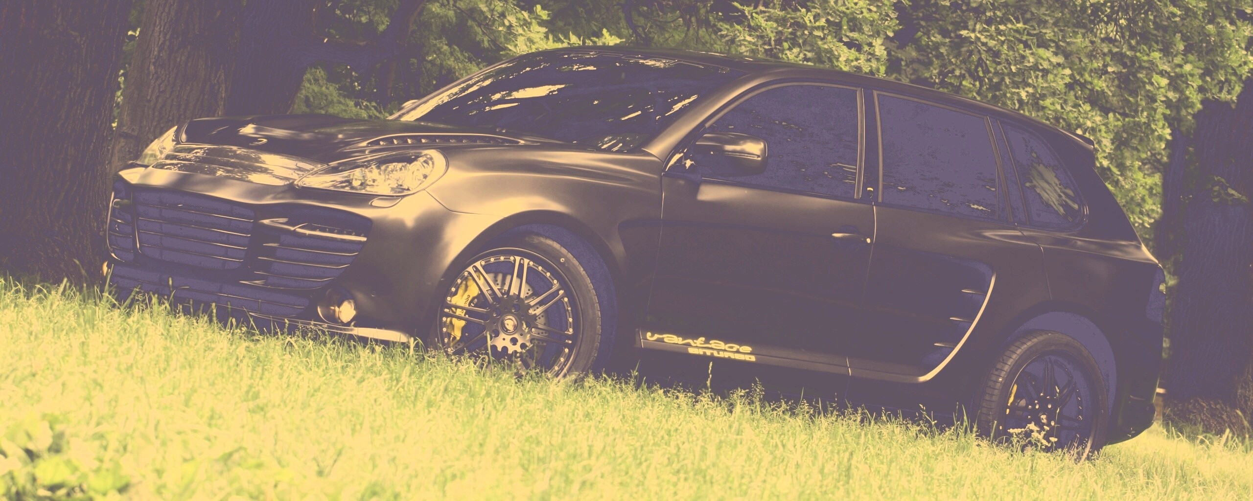 Концепт внедорожника в лесу обои