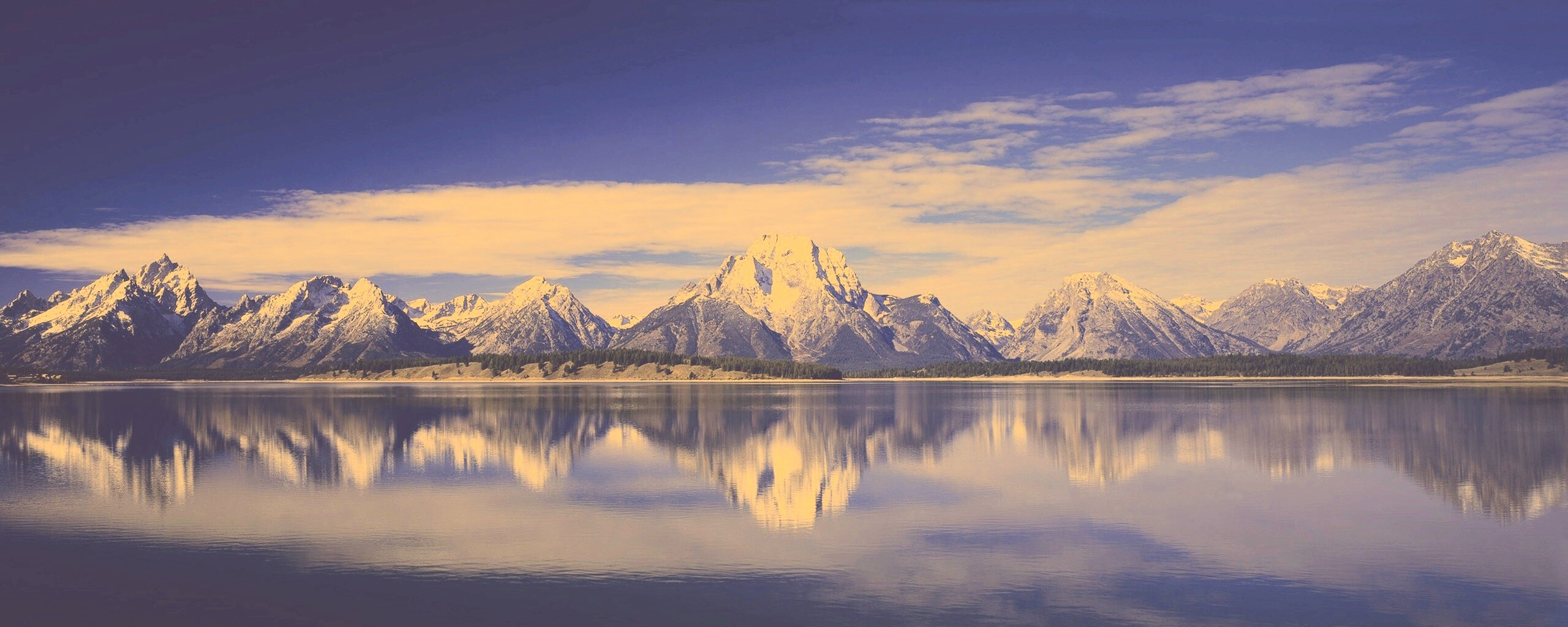 Вид на горы за озером обои