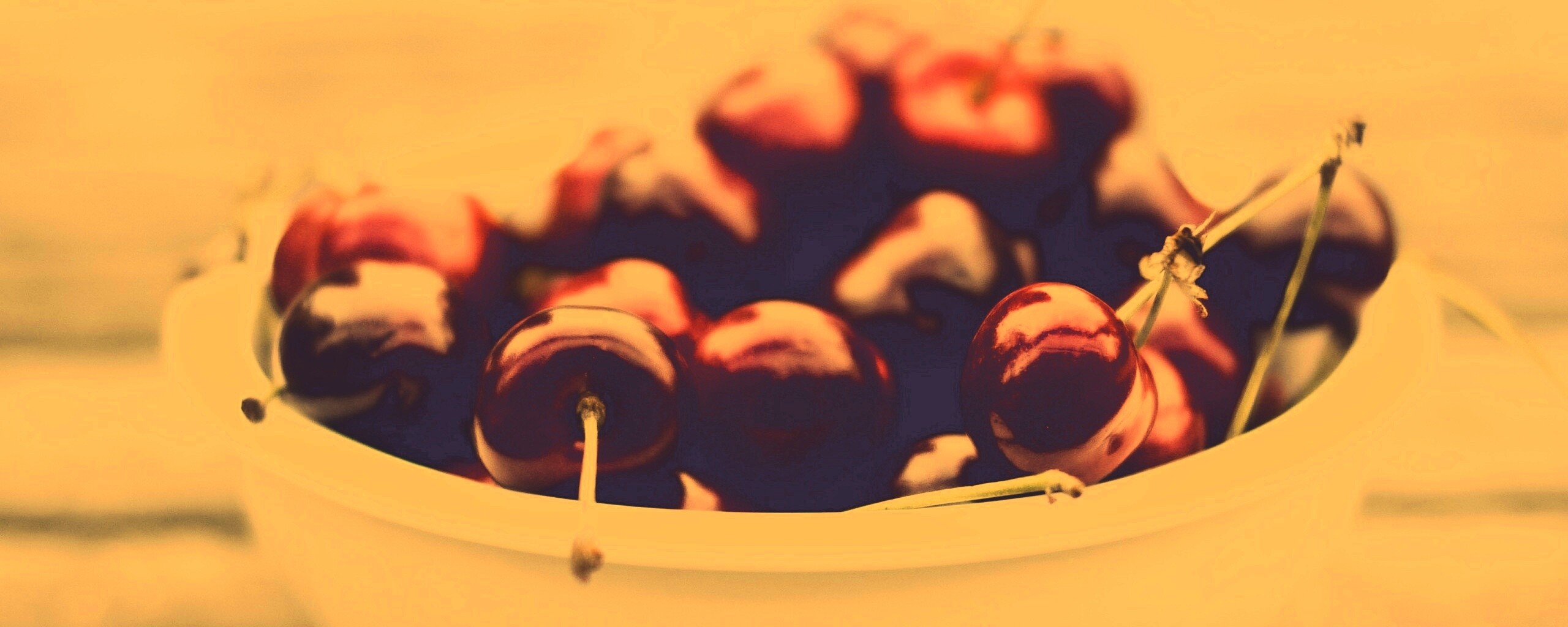 Миска спелой черешни обои