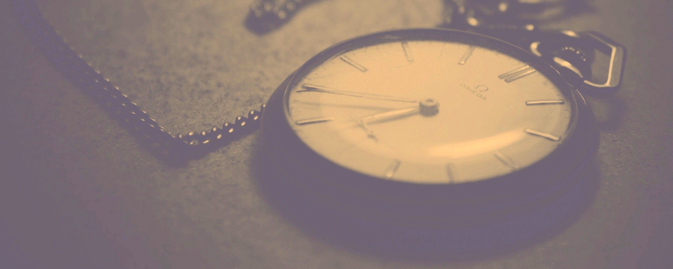 Часы на цепочке обои