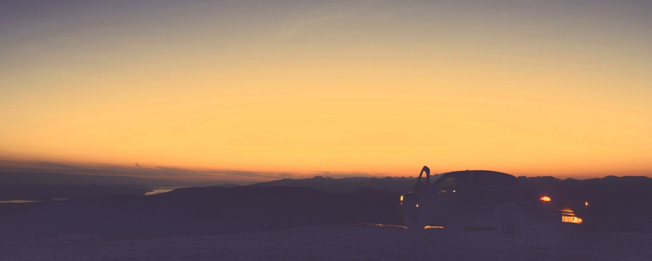 Авто на фоне заката обои