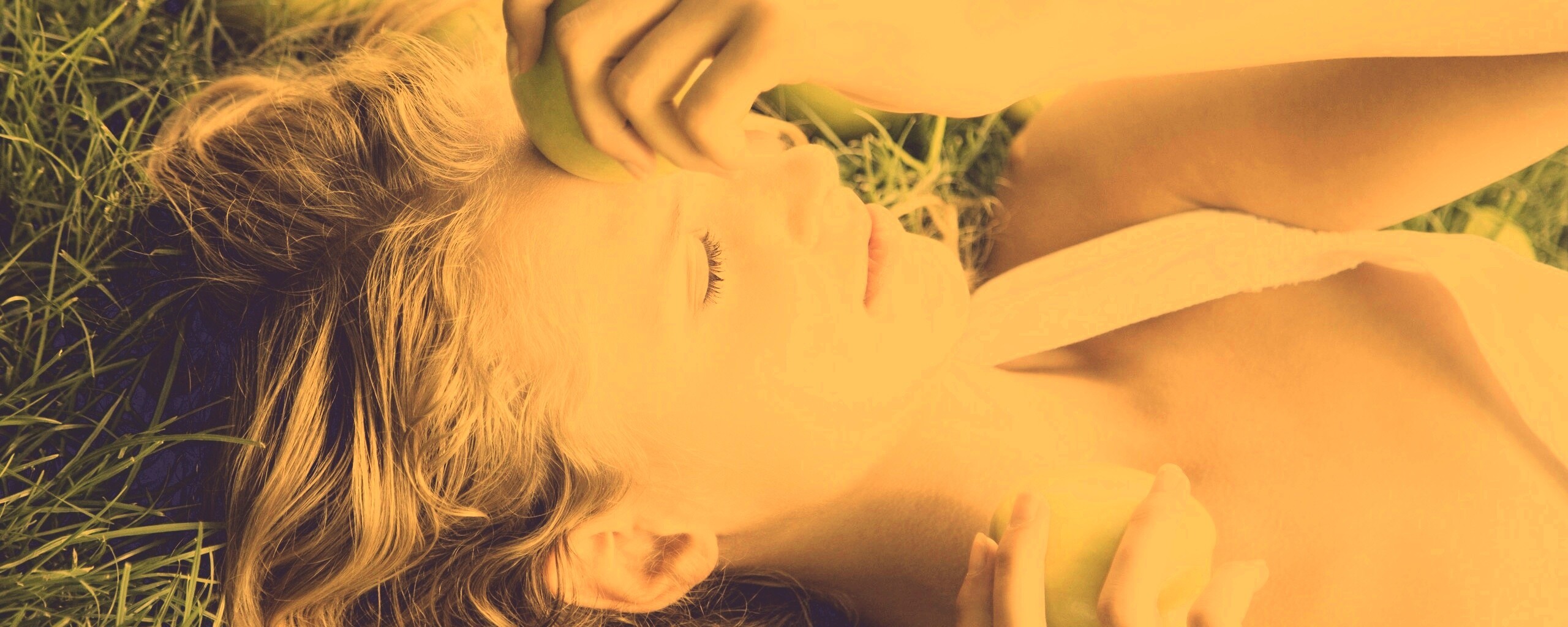 Девушка с яблоками обои