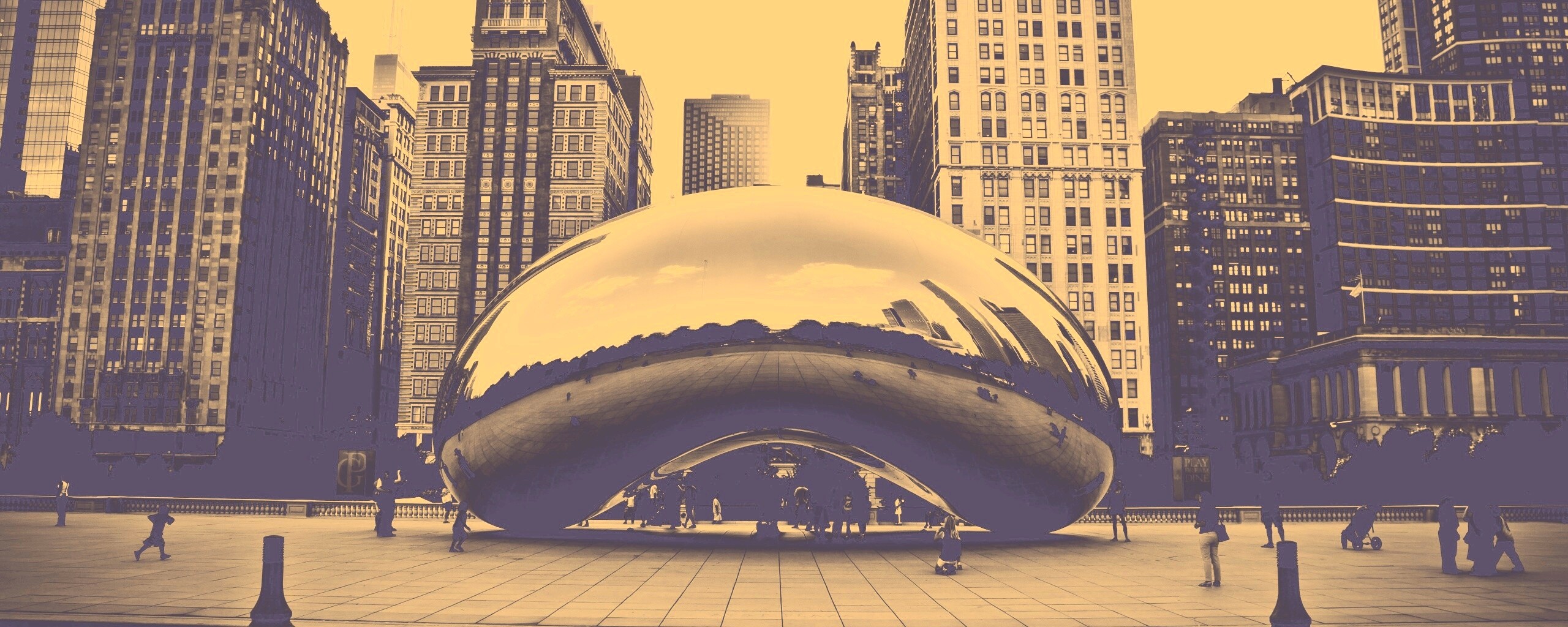 Отражение города в зеркальном монументе обои