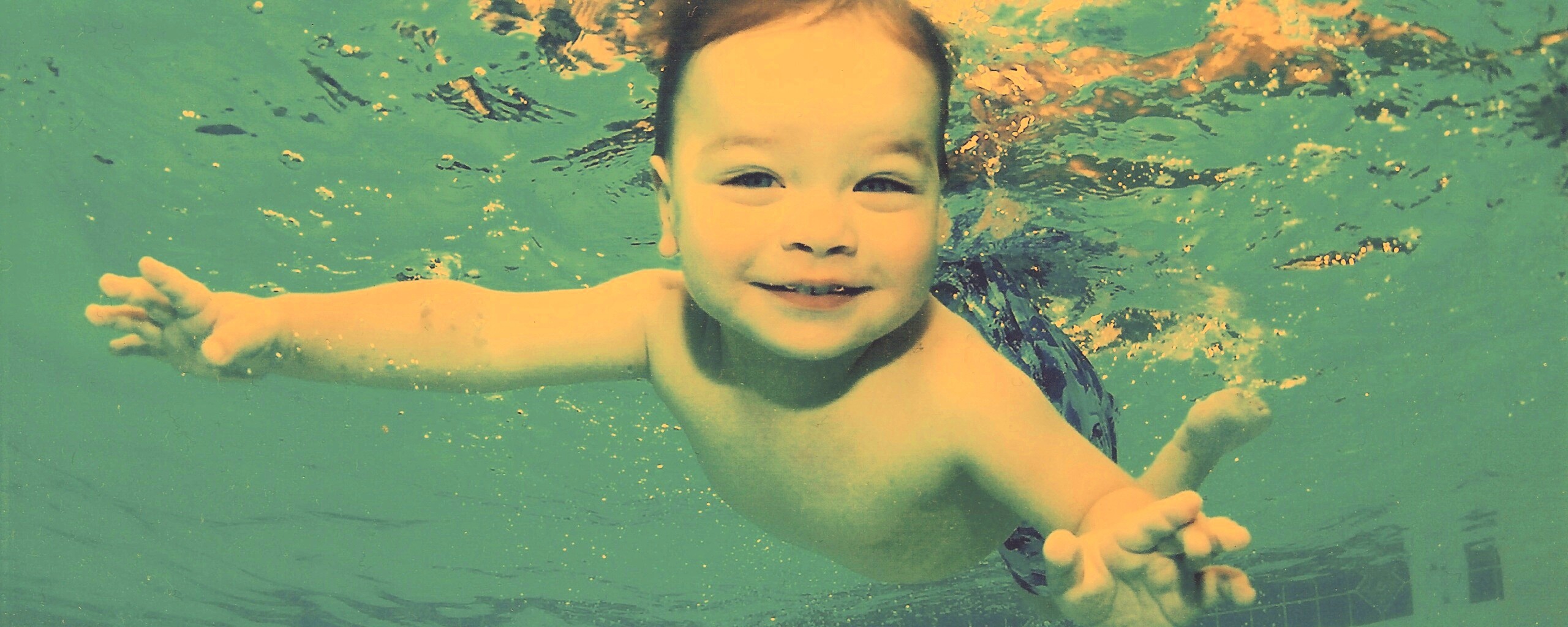 Маленький пловец обои