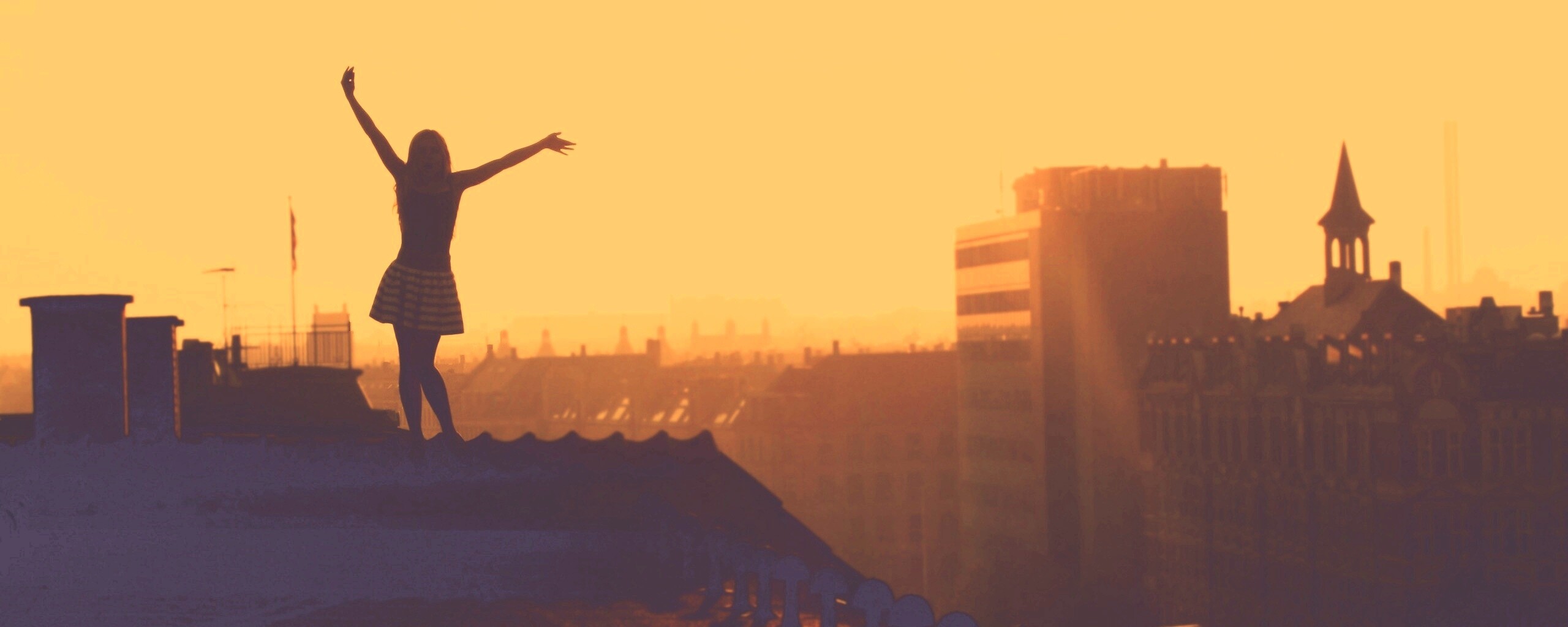 Девушка на крыше обои