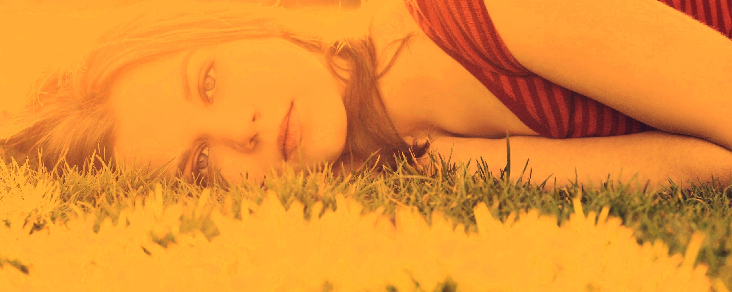 Девушка на траве обои
