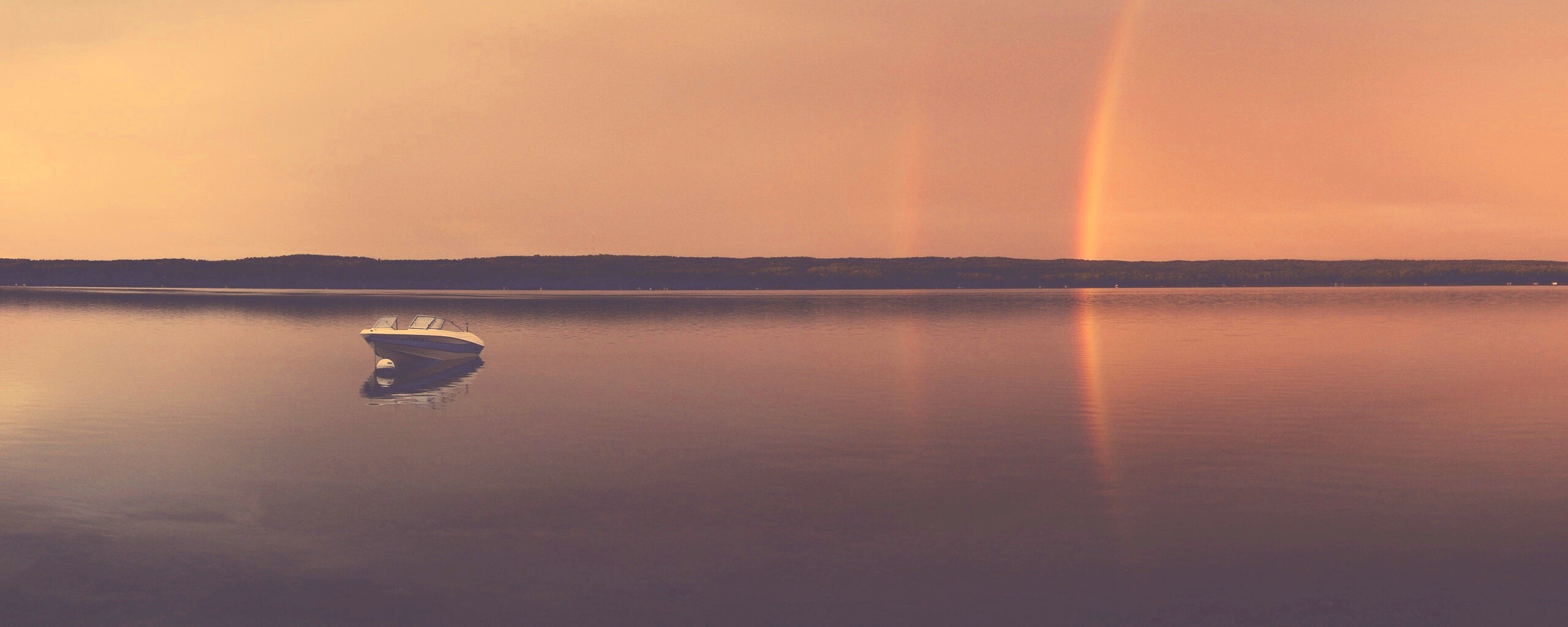 Катер на озере обои